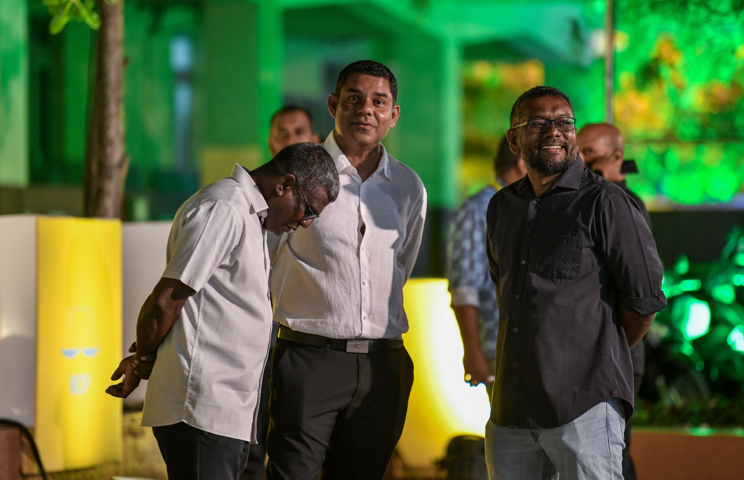 އެމްޑީޕީގެ ޗެއާޕާސަން ފައްޔާޒު އިސްމާއިލް އާއި ގައުމީ މަޖިލިސް ބައެއް މެމްބަރުން، ރައީސް އިބްރާހިމް މުހައްމަދު ސޯލިހާއި ޕާޓީގެ ރައީސް މުހައްމަދު ނަޝީދަށް މަރުހަބާ ދެންނެވުމަށް ސޯޝަލް ސެންޓަރު ބޭރުގައި މަޑުކޮށްލައްވައިގެން -- ފޮޓޯ: ފަޔާޒު މޫސާ | މިހާރު