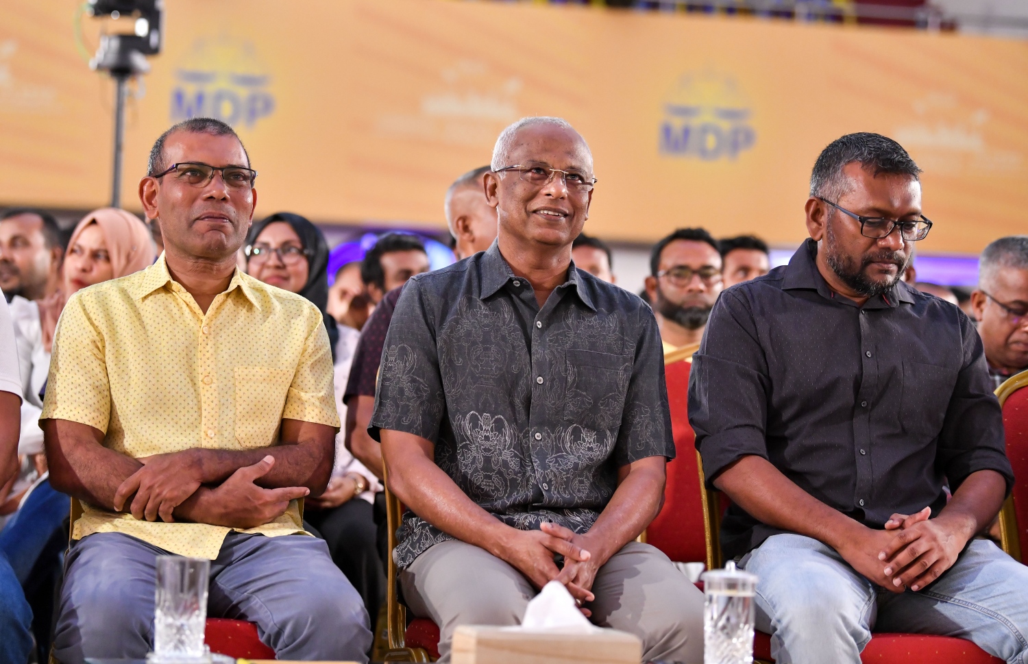 އެމްޑީޕީގެ ބައްދަލުވުމެއްގައި ރައީސް އިބްރާހިމް މުހައްމަދު ސޯލިހާއި ރައީސް ނަޝީދުގެ އިތުރުން ޕާޓީގެ ޗެއާޕާސަން ފައްޔާޒް އިސްމާއިލް ބައިވެރިވެވަޑައިގަންނަވަނީ. -- ފޮޓޯ: ފަޔާޒް މޫސާ | މިހާރު