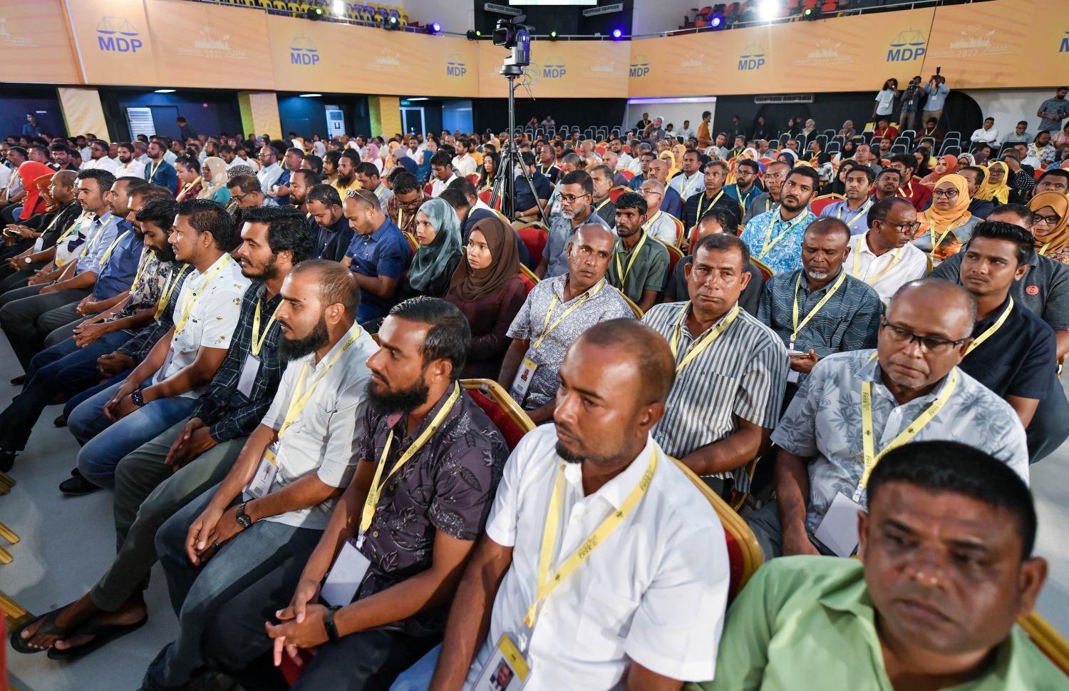 ކޮންގްރެސްގައި ބައިވެރިވި އެ ޕާޓީގެ އެކި މަގާމުތަކުގެ ބޭފުޅުން، ކޮންގްރެސް ނިންމުމުގެ ރަސްމިއްޔާތުގައި -- ފޮޓޯ: ފަޔާޒު މޫސާ | މިހާރު