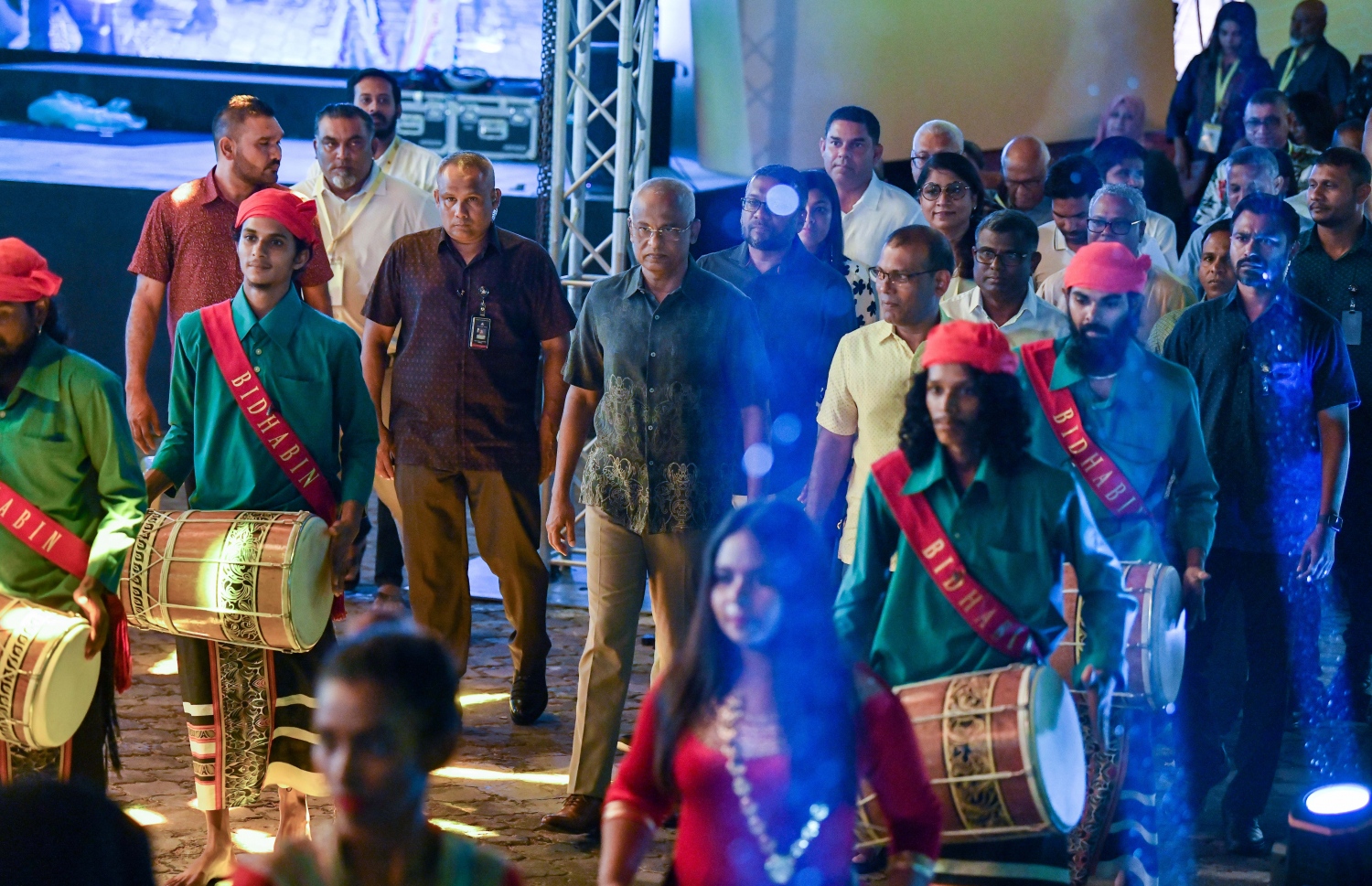 އެމްޑީޕީގެ ހަތަރުވަނަ ކޮންގްރެސް ނިންމާލުމުގެ ރަސްމިއްޔާތުގައި ބޭއްވި ފަރިއްކޮޅަށް ރައީސް އިބްރާހިމް މުހައްމަދު ސޯލިހާއި އެމްޑީޕީގެ ރައީސް މުހައްމަދު ނަޝީދު ދިވެހި ސަގާފީ ހަރަކާތާއެކު ވަޑައިގަންނަވަނީ -- ފޮޓޯ: ފަޔާޒު މޫސާ | މިހާރު