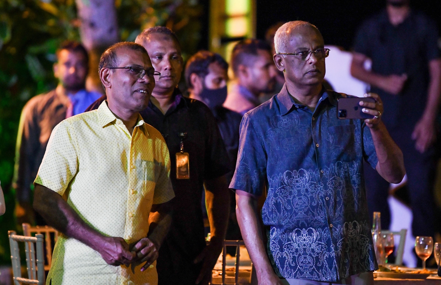 އެމްޑީޕީގެ ހަތަރުވަނަ ކޮންގްރެސް ނިންމާލުމުގެ ރަސްމިއްޔާތުގައި ކުރިއަށް ދިޔަ ބޮޑުބެރުގެ ހަރަކާތް ޕާޓީގެ ދެ ރައީސް ބައްލަވާލައްވަނީ، އަދި ރައީސް އިބްރާހިމް މުހައްމަދު ސޯލިހް ފޯނުން އެ ހަރަކާތުގެ ވީޑިއޯއެއް ނަންގަވަނީ -- ފޮޓޯ: ފަޔާޒު މޫސާ | މިހާ