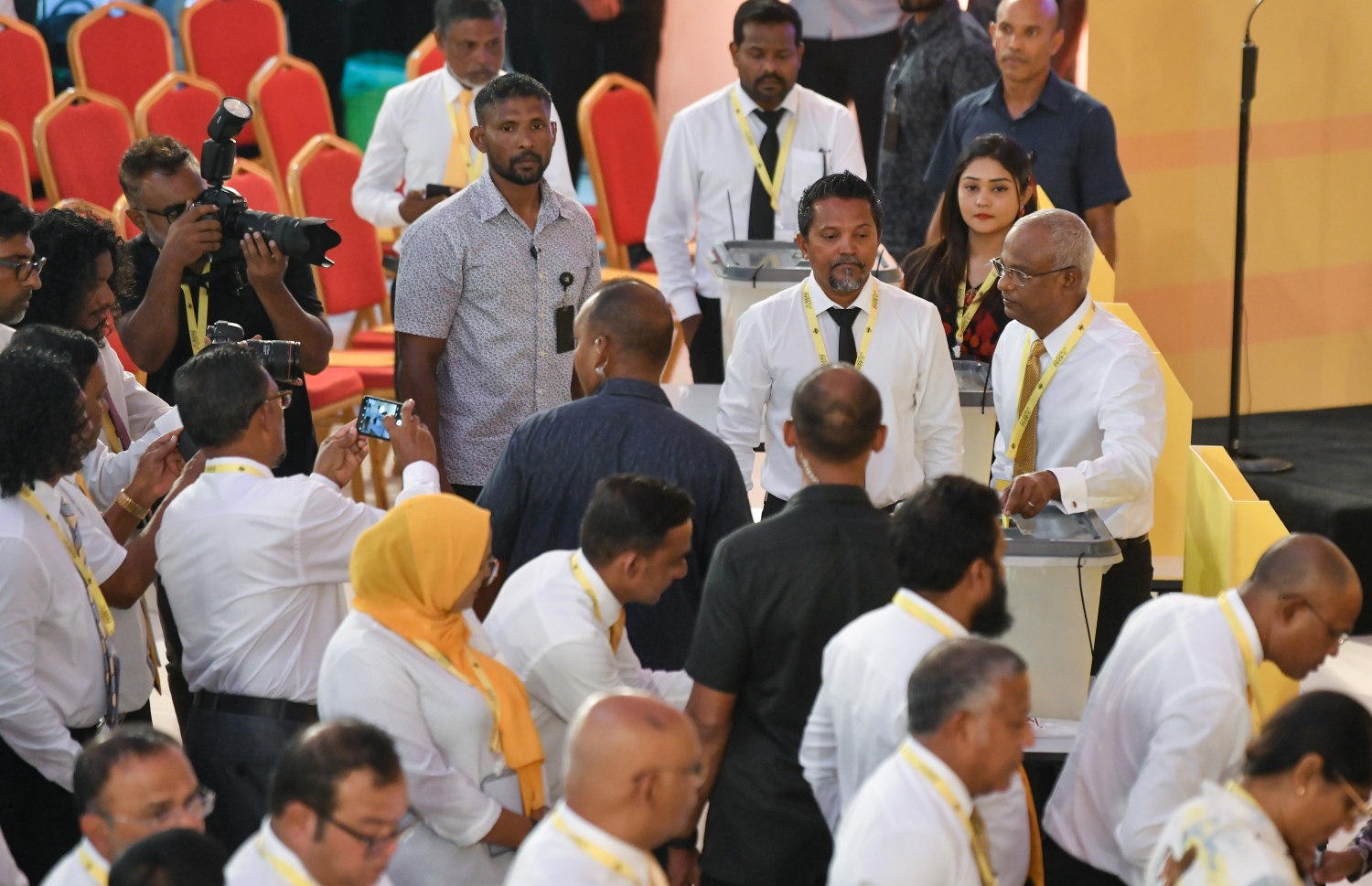 އެމްޑީޕީގެ ކޮންގްރެސްގައި ޕާޓީގެ މެމްބަރުންނާ އެކު ރައީސް.