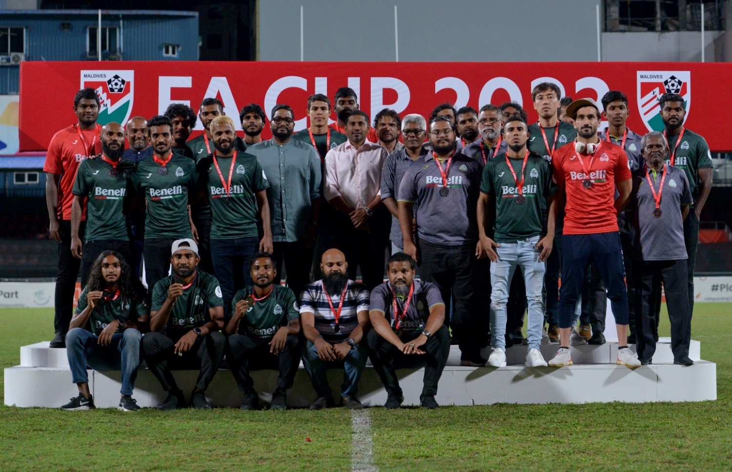 އެފްއޭ ކަޕުގެ ތިންވަނަ ހޯދި ގްރީން މެޑަލް ހޯދުމަށް ފަހު ފޮޓޯ އަކަށް ހުއްޓިލއިގެން: އެ ޓީމަށް ތިންވަނަ ލިބުނީ ތިންވަނަ ހޮވާ މެޗު ސަސް އިން ނުކުޅެ ދޫކޮށްލުމުން --- ފޮޓޯ: އެފްއޭއެމް