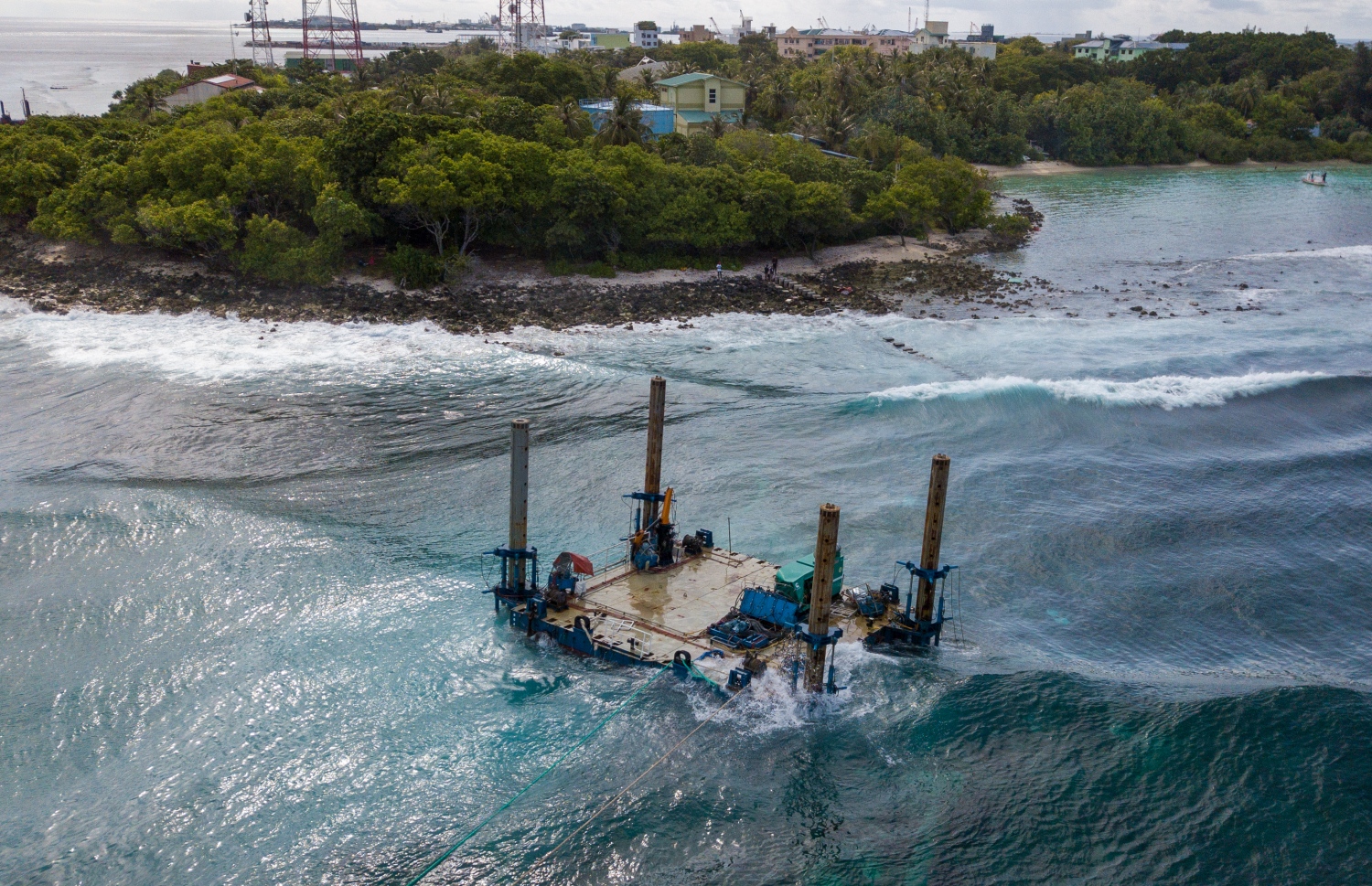 ތިލަމާލެ ބްރިޖު ހަދަން ބޭނުންކުރާ ޕްލެޓްފޯމެއް ވިލިމާލެ ފަރަށް އަރައިފައި: އެ މައްސަލާގައި ބްރިޖުގެ މަސައްކަތްކުރާ އިންޑިއާގެ އެފްކޮންސް ކުންފުނި 69 މިލިއަން ރުފިޔާއިން ޖޫރިމަނާކޮށްފައިވޭ -- ފޮޓޯ: ފަޔާޒް މޫސާ | މިހާރު