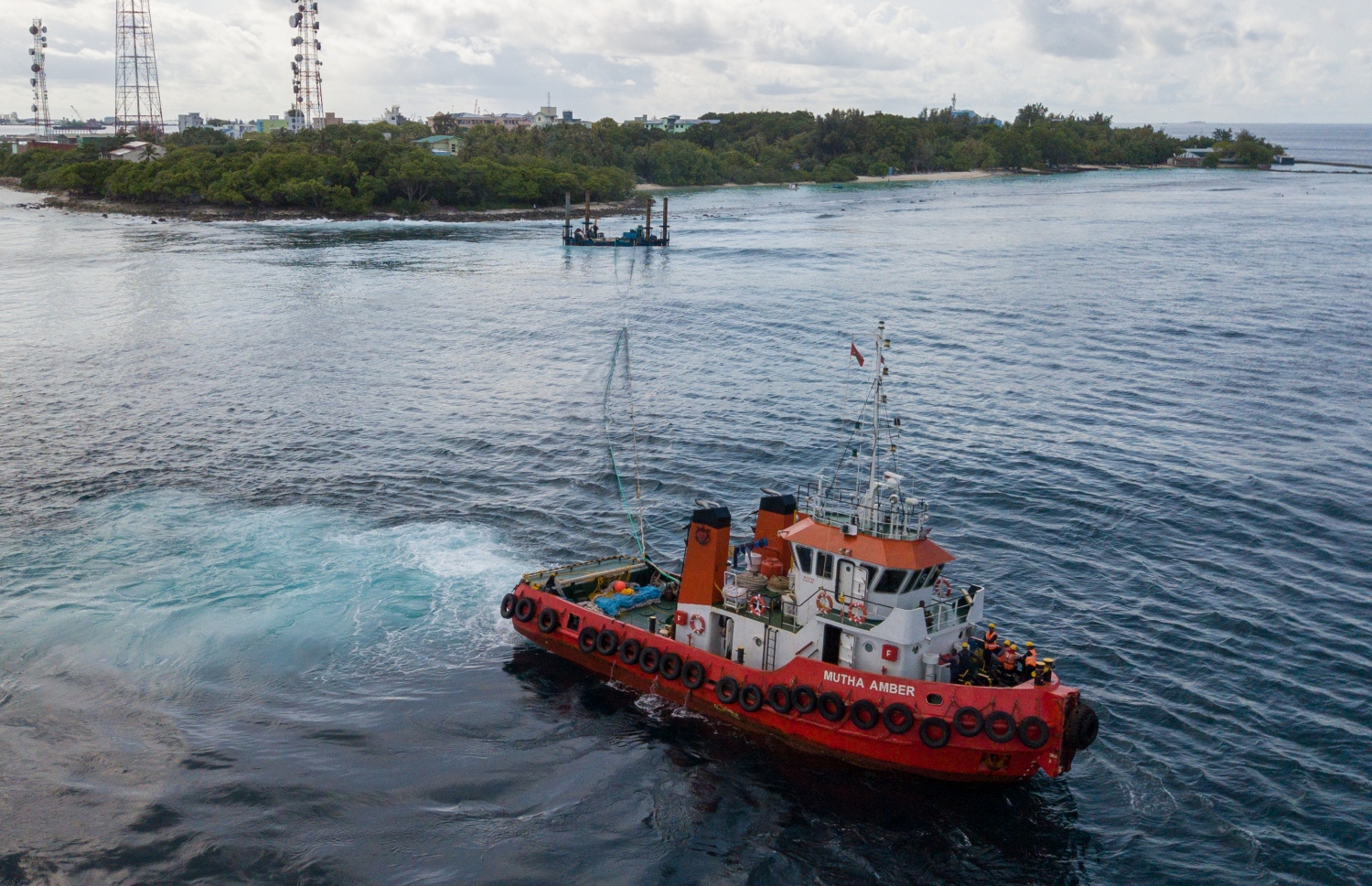 ޓަގުބޯޓެއްގައި ކަފު ޖަހައިގެން ތިލަމާލެ ބްރިޖު ހަދަން ބޭނުންކުރާ ޕްލެޓްފޯމެއް ވިލިމާލެ ފަރުމަތިން ނެގުމުގެ މަސައްކަތް ކުރަނީ: އެ ޕްލެޓްފޯމް އެތަނުން ފުންނުކުރެވި އޮންނަތާ ހަފުތާއަކަށް ވުރެ ގިނަ ދުވަސްވެއްޖެ -- ފޮޓޯ: ފަޔާޒް މޫސާ | މިހާރު