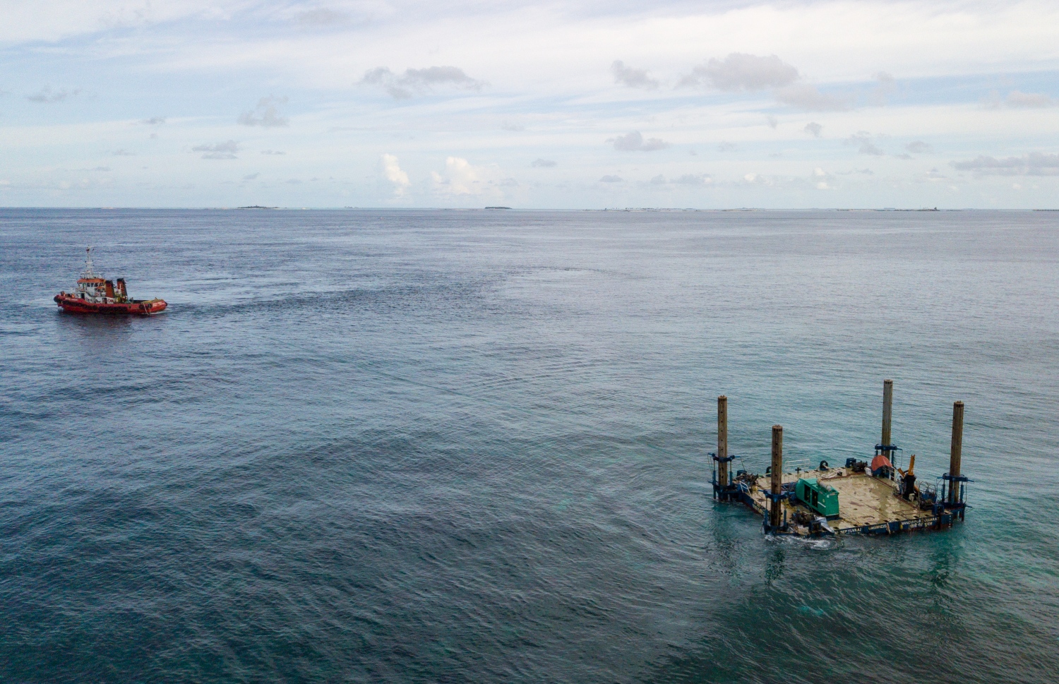 ތިލަމާލެ ބްރިޖު ހަދަން ބޭނުންކުރާ ޕްލެޓްފޯމެއް ވިލިމާލެ ފަރުމަތީގައި: އެ ފަރަށް ބޮޑު ގެއްލުމެއް ލިބިފައިވޭ -- ފޮޓޯ: ފަޔާޒް މޫސާ | މިހާރު