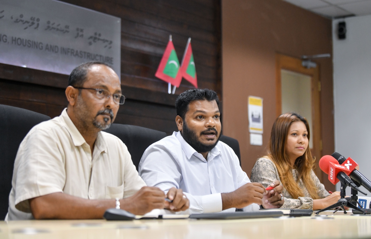 ޕްލޭނިން މިނިސްޓްރީން ބޭއްވި ނޫސްވެރިންގެ ބައްދަލުވުމުގައި އެ ޕްރޮޖެކްޓްގެ މެނޭޖަރު ކަމަށްވާ (ކ-ވ) މަރިޔަމް ޔުމްނާ އާއި އަހްމަދު ޖިނާން އަދި އިބްރާހިމް އަލީ ޖަލީލް: ދެ ދުވަސް ތެރޭގައި އެ ޕްލެޓްފޯމް ނަގާނެ ކަމުގެ ޔަގީންކަން ދެއްވި -- ފޮޓޯ: ފަޔާޒް މޫސާ | މިހާރު