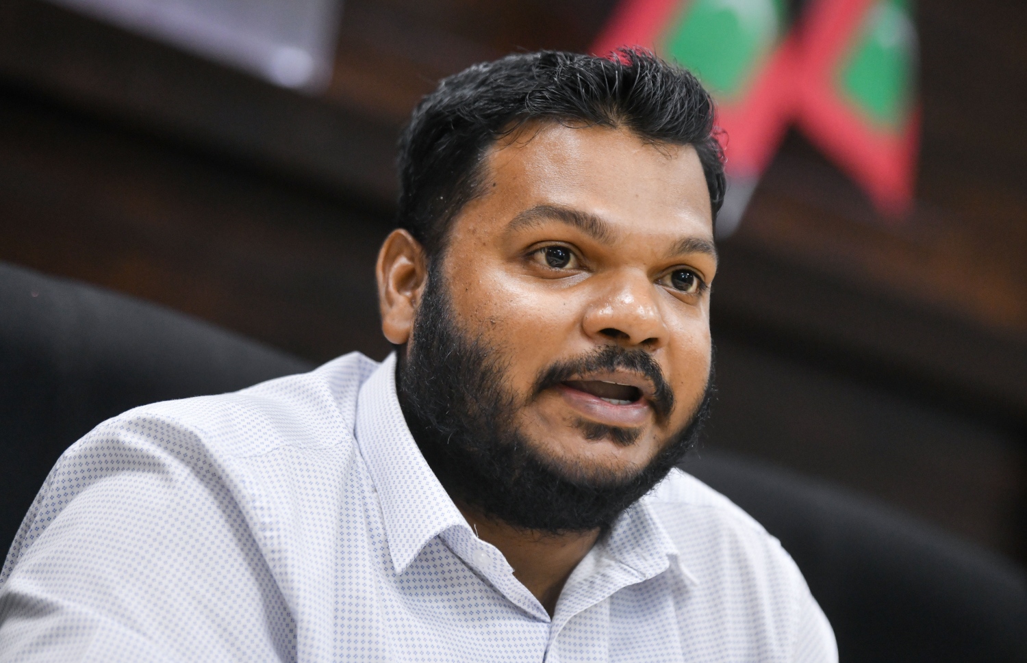 ޕްލޭނިން މިނިސްޓްރީން ބޭއްވި ނޫސްވެރިންގެ ބައްދަލުވުމުގައި ޕްރޮޖެކްޓް މެނޭޖަރު އަހްމަދު ޖިނާން ނޫސްވެރިންނާ ވާހަކަދައްކަވަނީ: އޭނާ ވިދާޅުވި ގޮތުގައި އިސްކަންދެނީ ފަރަށް ގެއްލުން ކުޑަވާނެ ގޮތަށް ޕްލެޓްފޯމް ނެގުމަށް -- ފޮޓޯ: ފަޔާޒް މޫސާ | މިހާރު