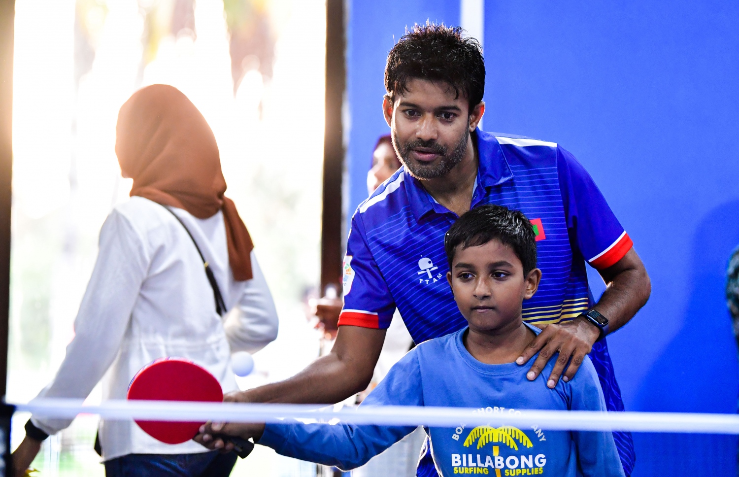 ފޫވައްމުލަކު ޓީޓީ ސެންޓަރުގައި ޝިއުރީ ކޫޑަ ކުއްޖަކަށް ކިޔައި ދެނީ --- ފޮޓޯ: ރައީސް އޮފީސް