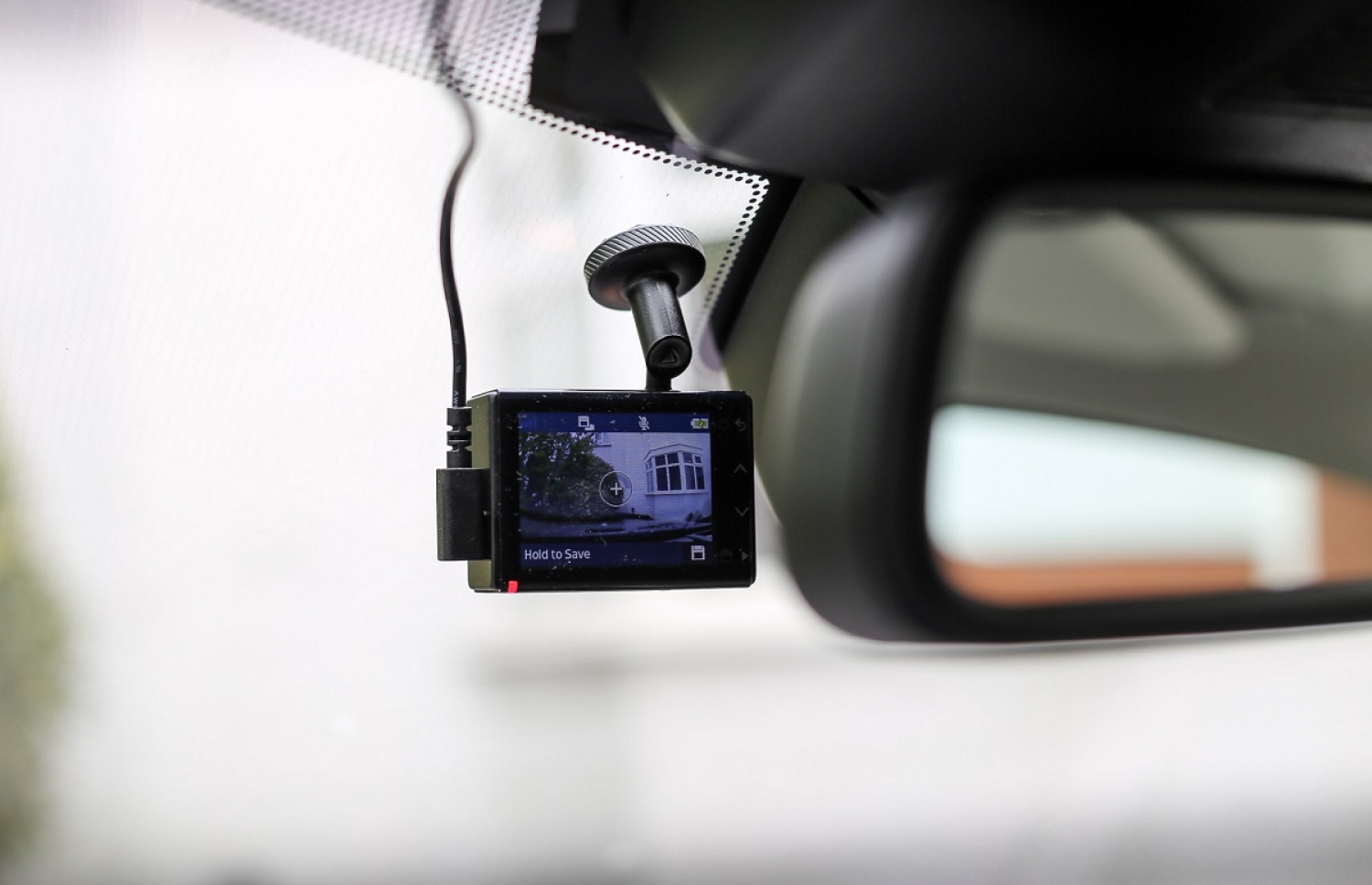 ކާރެއްގައި ޑޭޝް ކެމް ހަރުކޮށްފައި