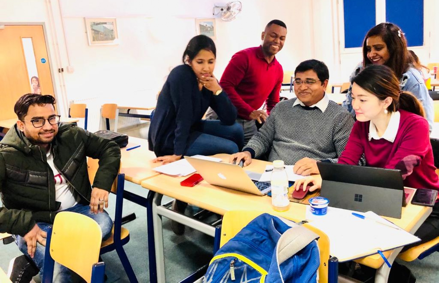 އަމީން، ޕީއެޗްޑީއަށް ކިޔަވާ ދަރިވަރުންނާ އެކު.