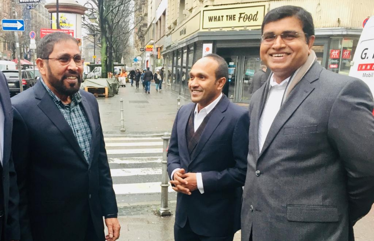 އަމީން އިނގިރޭސިވިލާތުގައި ކުރީގެ ނައިބު ރައީސް ޑރ. ޖަމީލް އާއި ޖުމްހޫރީ ޕާޓީގެ ލީޑަރު ގާސިމް އިބްރާހީމްއާ އެކު.