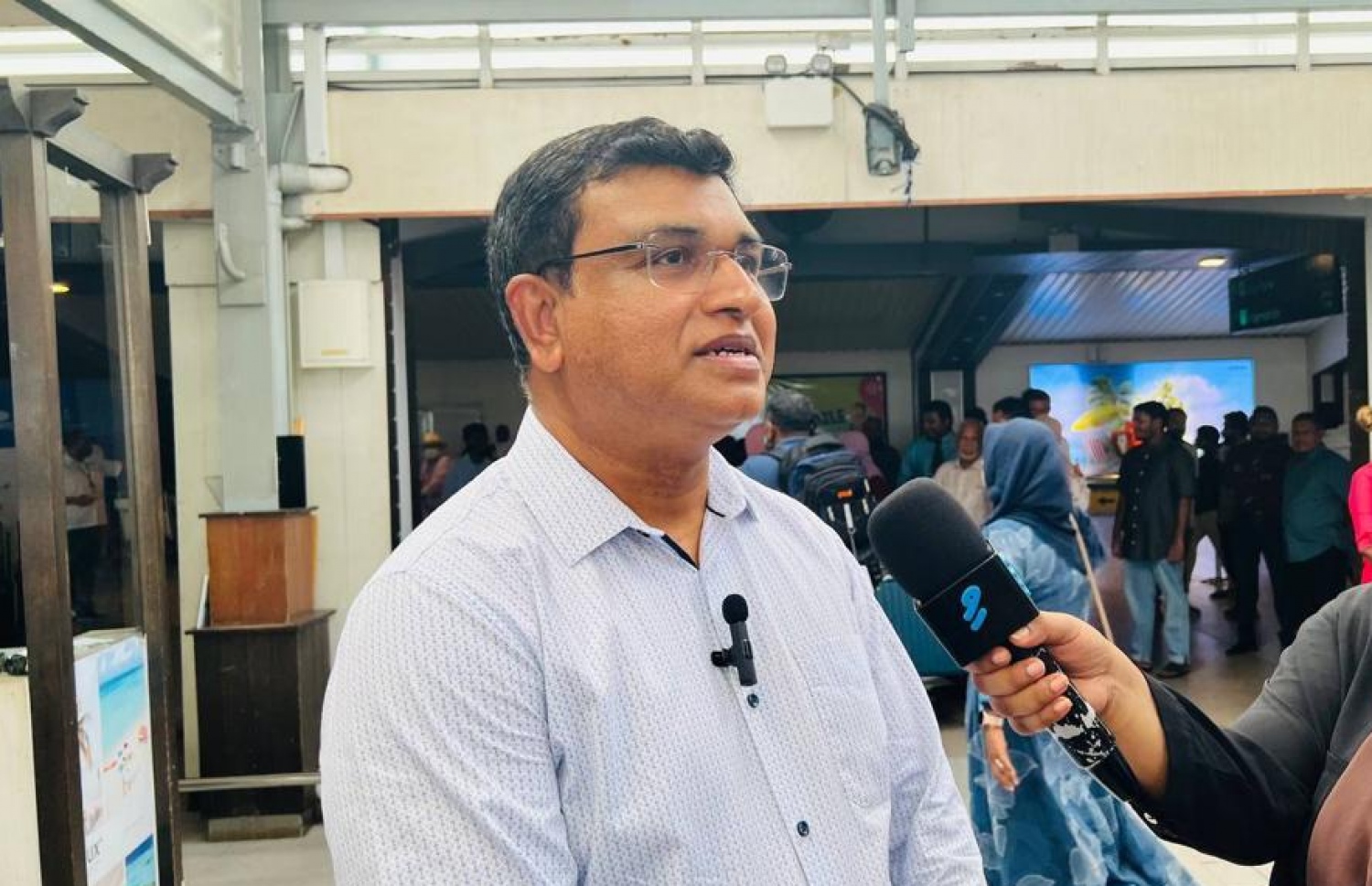 އަމީން ރާއްޖެ ވަޑައިގެން ނޫސްވެރިންނާ ވާހަކަ ދައްކަވަނީ.