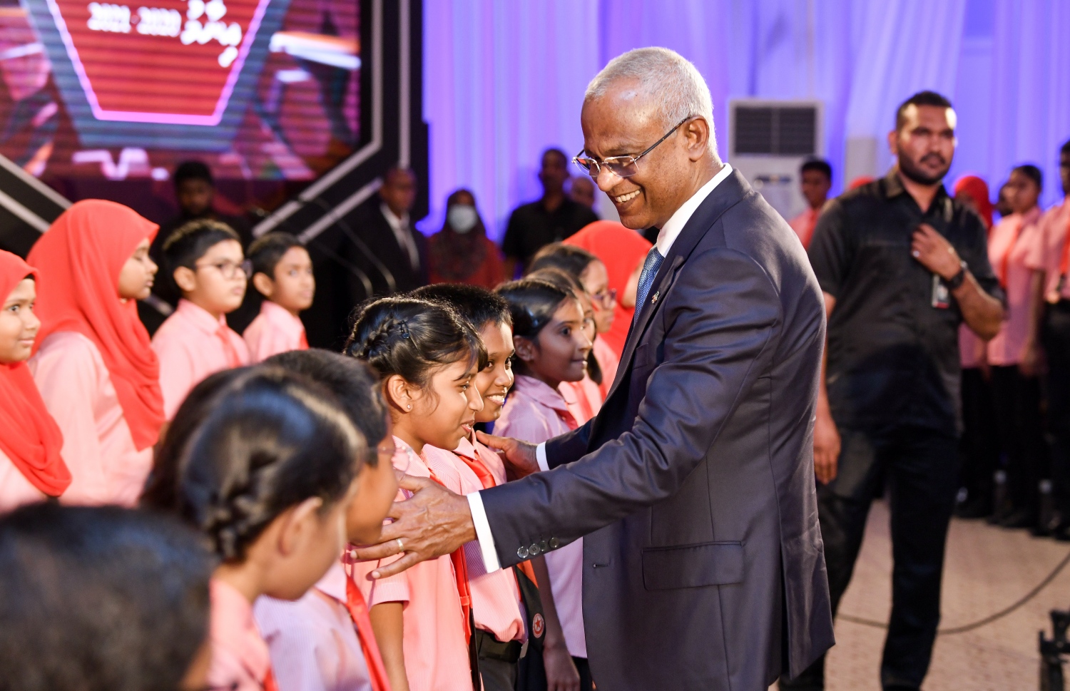 މަތީ ސާނަވީ އިމްތިހާނުގެ ގަދަ 10 ގައި ހިމެނުނު ކުދިންނަށް އިނާމު ދިނުމަށް ދަރުބާރުގޭގައި ބޭއްވި ރަސްމިއްޔާތުގައި ރައީސް އިބްރާހިމް މުހައްމަދު ސޯލިހް ދަރިވަރުންނާއި ސަލާމް ކުރައްވަނީ--. ފޮޓޯ: ނިޝާން އަލީ/މިހާރު