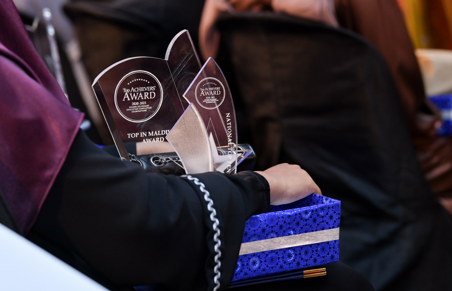 މަތީ ސާނަވީ އިމްތިހާނުގެ ގަދަ 10 ގައި ހިމެނުނު ކުދިންނަށް އިނާމު ދިނުމަށް ދަރުބާރުގޭގައި ބޭއްވި ރަސްމިއްޔާތުގައި އިނާމު ލިބުނު ދަރިވަރަކު އެވޯޑާއިއެކު.-- ފޮޓޯ: ނިޝާން އަލީ /މިހާރު