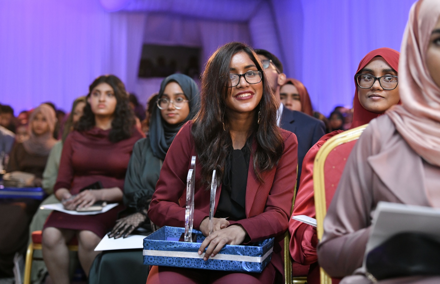 މަތީ ސާނަވީ އިމްތިހާނުގެ ގަދަ 10 ގައި ހިމެނުނު ކުދިންނަށް އިނާމު ދިނުމަށް ދަރުބާރުގޭގައި ބޭއްވި ރަސްމިއްޔާތުގައި، އިނާމު ލިބުނު ދަރިވަރުން އެވޯޑާއި އެކު.-- ފޮޓޯ: ނިޝާން އަލީ /މިހާރު