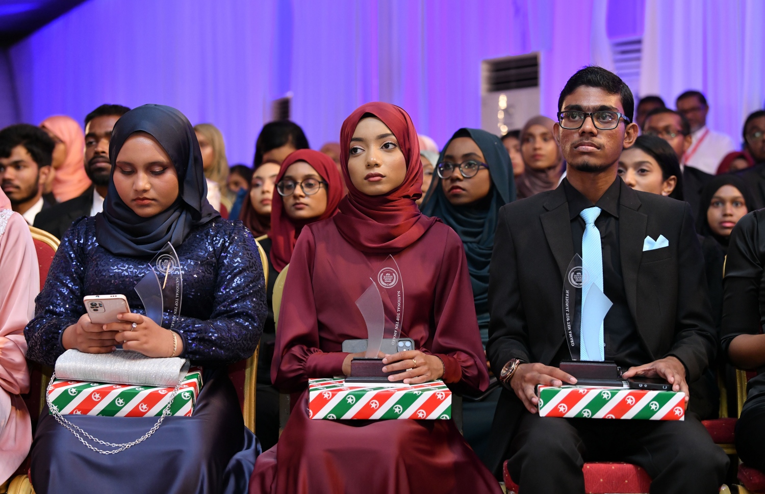 މަތީ ސާނަވީ އިމްތިހާނުގެ ގަދަ 10 ގައި ހިމެނުނު ކުދިންނަށް އިނާމު ދިނުމަށް ދަރުބާރުގޭގައި ބޭއްވި ރަސްމިއްޔާތުގައި، އިނާމު ލިބުނު ދަރިވަރުން އެވޯޑާއި އެކު.-- ފޮޓޯ: ނިޝާން އަލީ /މިހާރު