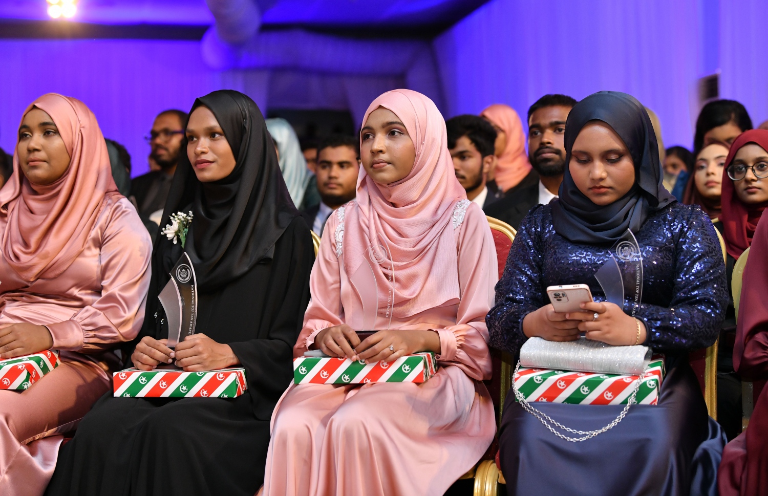 މަތީ ސާނަވީ އިމްތިހާނުގެ ގަދަ 10 ގައި ހިމެނުނު ކުދިންނަށް އިނާމު ދިނުމަށް ދަރުބާރުގޭގައި ބޭއްވި ރަސްމިއްޔާތުގައި، އިނާމު ލިބުނު ދަރިވަރުން އެވޯޑާއި އެކު.-- ފޮޓޯ: ނިޝާން އަލީ /މިހާރު