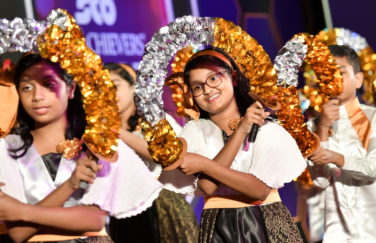 މަތީ ސާނަވީ އިމްތިހާނުގެ ގަދަ 10 ގައި ހިމެނުނު ކުދިންނަށް އިނާމު ދިނުމަށް ދަރުބާރުގޭގައި ބޭއްވި ރަސްމިއްޔާތުގައި ދަރިވަރުންތަކެއް މުނިފޫހިފިލުވުމުގެ އައިޓަމެއް ހުށަހަޅައިދެނީ.-- ފޮޓޯ: ނިޝާން އަލީ /މިހާރު