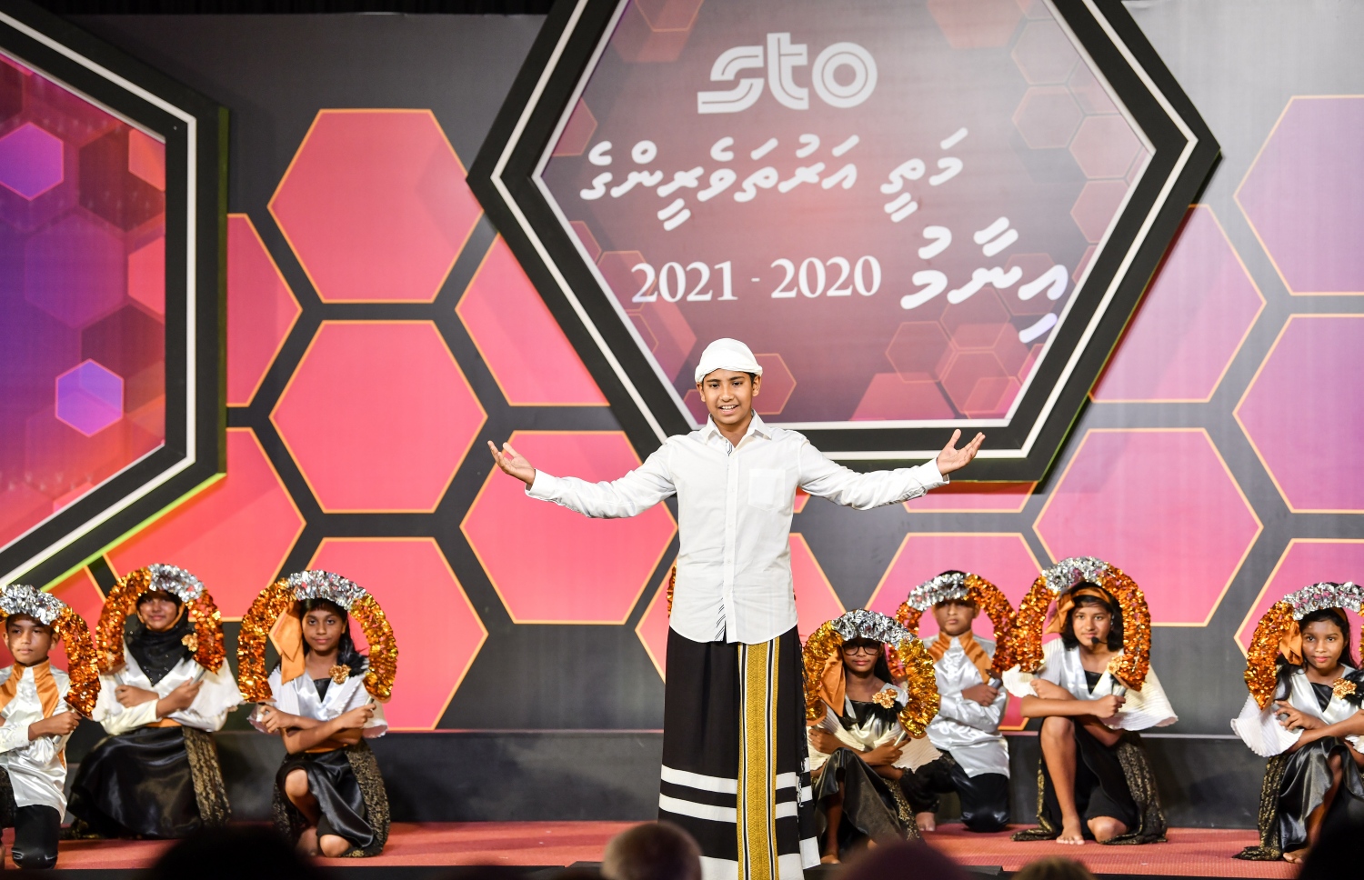 މަތީ ސާނަވީ އިމްތިހާނުގެ ގަދަ 10 ގައި ހިމެނުނު ކުދިންނަށް އިނާމު ދިނުމަށް ދަރުބާރުގޭގައި ބޭއްވި ރަސްމިއްޔާތުގައި ދަރިވަރުންތަކެއް މުނިފޫހިފިލުވުމުގެ އައިޓަމެއް ހުށަހަޅައިދެނީ.-- ފޮޓޯ: ނިޝާން އަލީ /މިހާރު