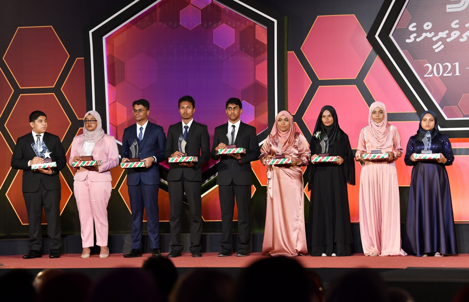 މަތީ ސާނަވީ އިމްތިހާނުގެ ގަދަ 10 ގައި ހިމެނުނު ކުދިންނަށް އިނާމު ދިނުމަށް ދަރުބާރުގޭގައި ބޭއްވި ރަސްމިއްޔާތުގައި، އިނާމު ލިބުނު ދަރިވަރުން އެވޯޑާއި އެކު.-- ފޮޓޯ: ނިޝާން އަލީ /މިހާރު