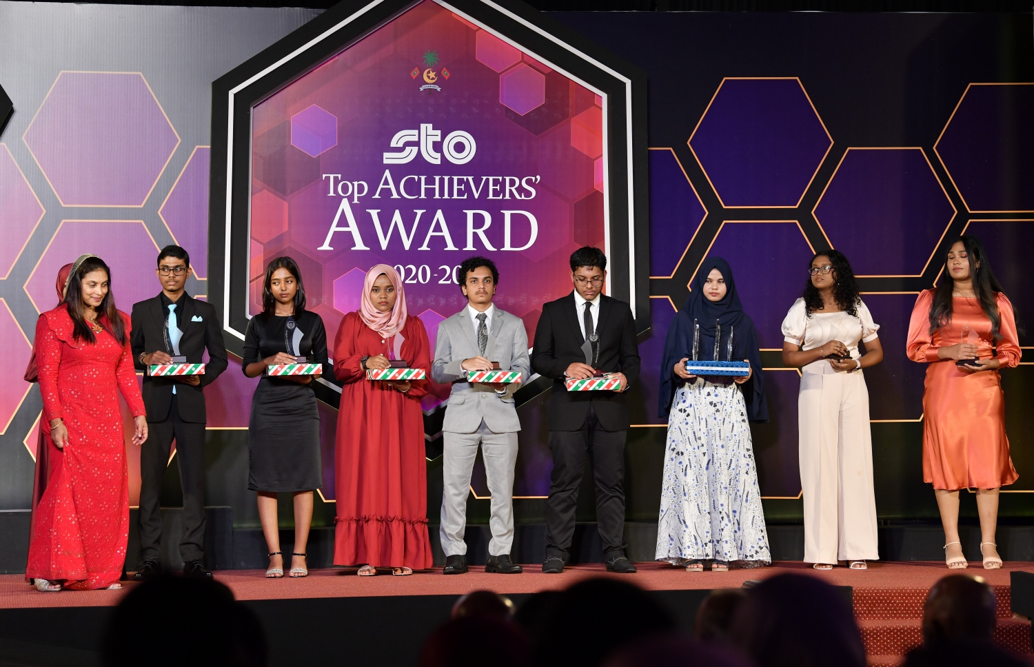 މަތީ ސާނަވީ އިމްތިހާނުގެ ގަދަ 10 ގައި ހިމެނުނު ކުދިންނަށް އިނާމު ދިނުމަށް ދަރުބާރުގޭގައި ބޭއްވި ރަސްމިއްޔާތުގައި، 1 ވަނަ ހޯދި ދަރިވަރުން އެވޯޑާއި އެކު.-- ފޮޓޯ: ނިޝާން އަލީ /މިހާރު