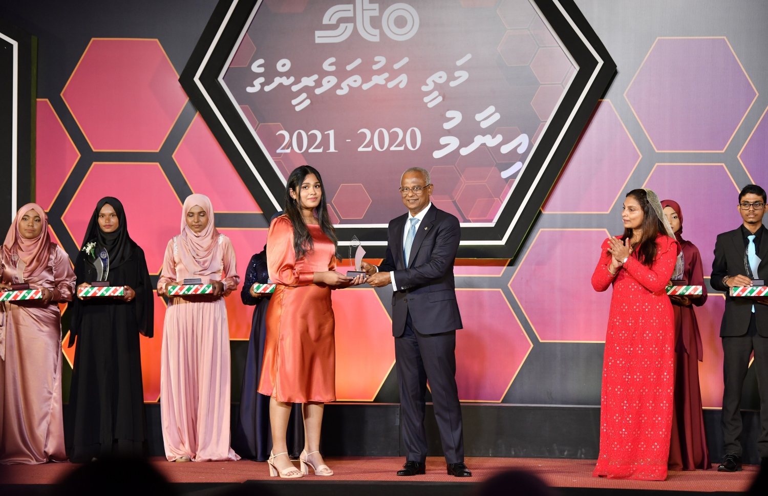 މަތީ ސާނަވީ އިމްތިހާނުގެ ގަދަ 10 ގައި ހިމެނުނު ކުދިންނަށް އިނާމު ދިނުމަށް ދަރުބާރުގޭގައި ބޭއްވި ރަސްމިއްޔާތުގައި، 1 ވަނައަށް ހޯދި ދަރިވަރުންނާއި ރައީސް އިބްރާހިމް މުހައްމަދު ސޯލިހް އެވޯޑު ހަވާލުކުރައްވަނީ.-- ފޮޓޯ: ނިޝާން އަލީ /މިހާރު