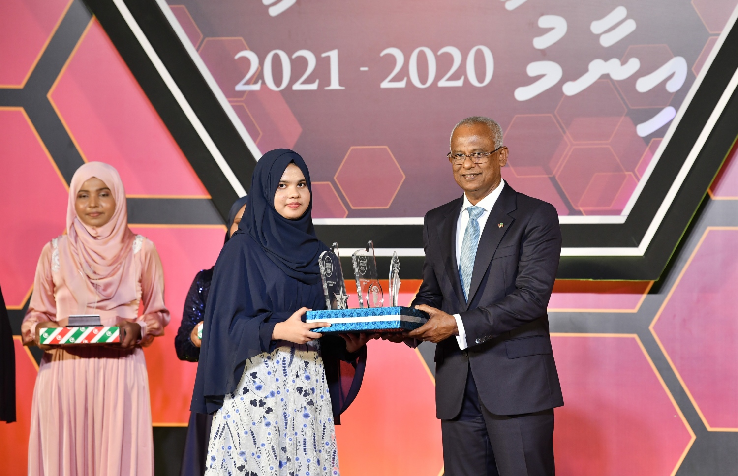 މަތީ ސާނަވީ އިމްތިހާނުގެ ގަދަ 10 ގައި ހިމެނުނު ކުދިންނަށް އިނާމު ދިނުމަށް ދަރުބާރުގޭގައި ބޭއްވި ރަސްމިއްޔާތުގައި، 1 ވަނައަށް ހޯދި ދަރިވަރުންނާއި ރައީސް އިބްރާހިމް މުހައްމަދު ސޯލިހް އެވޯޑު ހަވާލުކުރައްވަނީ.-- ފޮޓޯ: ނިޝާން އަލީ /މިހާރު