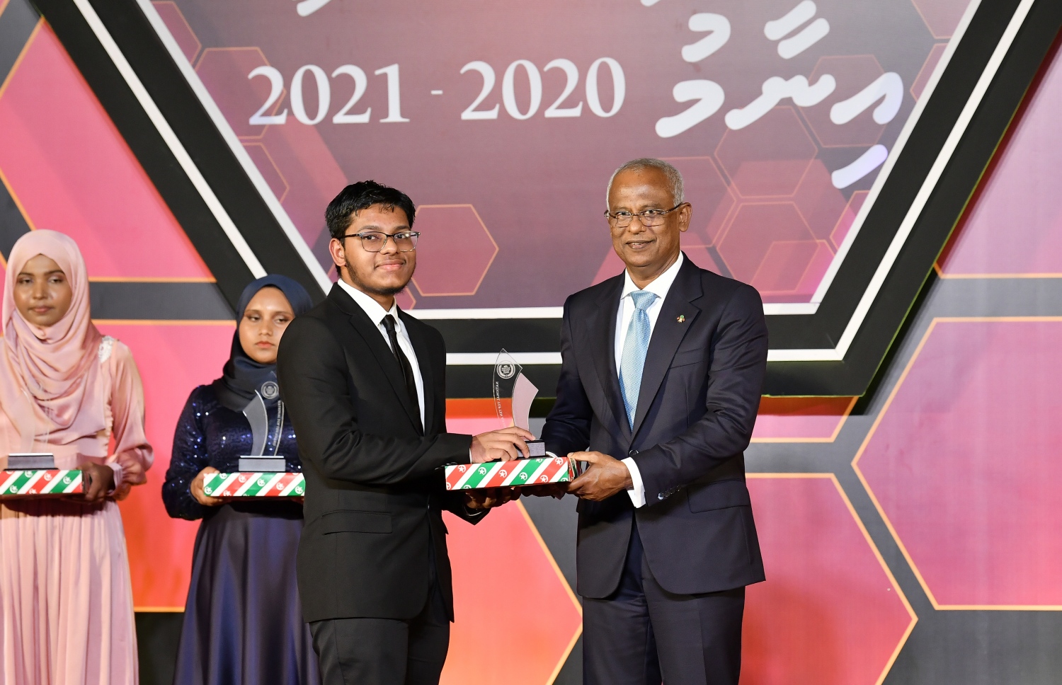 މަތީ ސާނަވީ އިމްތިހާނުގެ ގަދަ 10 ގައި ހިމެނުނު ކުދިންނަށް އިނާމު ދިނުމަށް ދަރުބާރުގޭގައި ބޭއްވި ރަސްމިއްޔާތުގައި، 1 ވަނައަށް ހޯދި ދަރިވަރުންނާއި ރައީސް އިބްރާހިމް މުހައްމަދު ސޯލިހް އެވޯޑު ހަވާލުކުރައްވަނީ.-- ފޮޓޯ: ނިޝާން އަލީ /މިހާރު