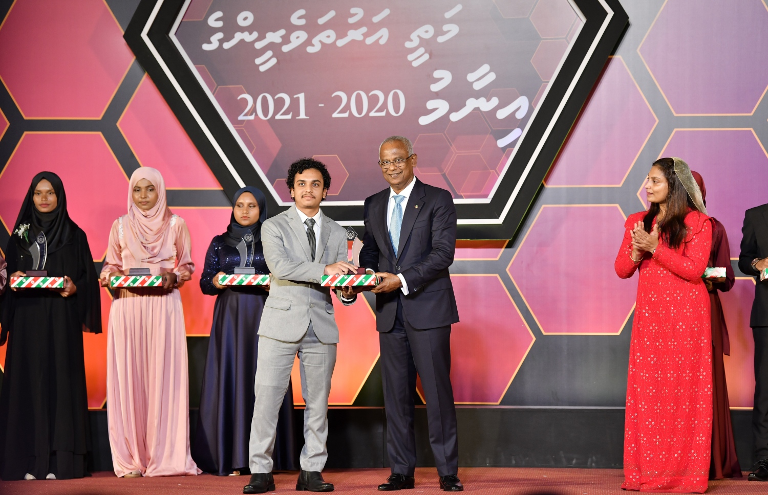 މަތީ ސާނަވީ އިމްތިހާނުގެ ގަދަ 10 ގައި ހިމެނުނު ކުދިންނަށް އިނާމު ދިނުމަށް ދަރުބާރުގޭގައި ބޭއްވި ރަސްމިއްޔާތުގައި، 1 ވަނައަށް ހޯދި ދަރިވަރުންނާއި ރައީސް އިބްރާހިމް މުހައްމަދު ސޯލިހް އެވޯޑު ހަވާލުކުރައްވަނީ.-- ފޮޓޯ: ނިޝާން އަލީ /މިހާރު