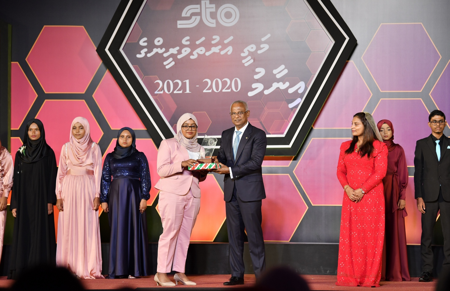 މަތީ ސާނަވީ އިމްތިހާނުގެ ގަދަ 10 ގައި ހިމެނުނު ކުދިންނަށް އިނާމު ދިނުމަށް ދަރުބާރުގޭގައި ބޭއްވި ރަސްމިއްޔާތުގައި، 1 ވަނައަށް ހޯދި ދަރިވަރުންނާއި ރައީސް އިބްރާހިމް މުހައްމަދު ސޯލިހް އެވޯޑު ހަވާލުކުރައްވަނީ.-- ފޮޓޯ: ނިޝާން އަލީ /މިހާރު