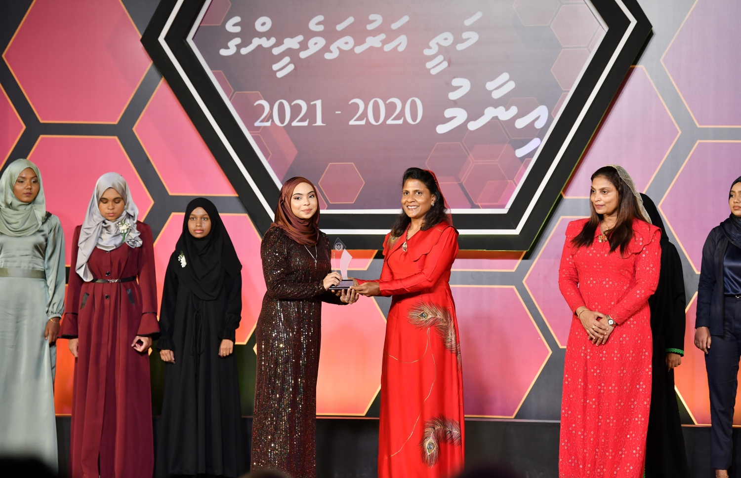 މަތީ ސާނަވީ އިމްތިހާނުގެ ގަދަ 10 ގައި ހިމެނުނު ކުދިންނަށް އިނާމު ދިނުމަށް ދަރުބާރުގޭގައި ބޭއްވި ރަސްމިއްޔާތުގައި، ވަނަތަކަށް ދިޔަ ދަރިވަރުންނާއި ފަސްޑް ލޭޑީ ފަޒްނާ އަހުމަދު އެވޯޑު ހަވާލުކުރައްވަނީ.-- ފޮޓޯ: ނިޝާން އަލީ /މިހާރު