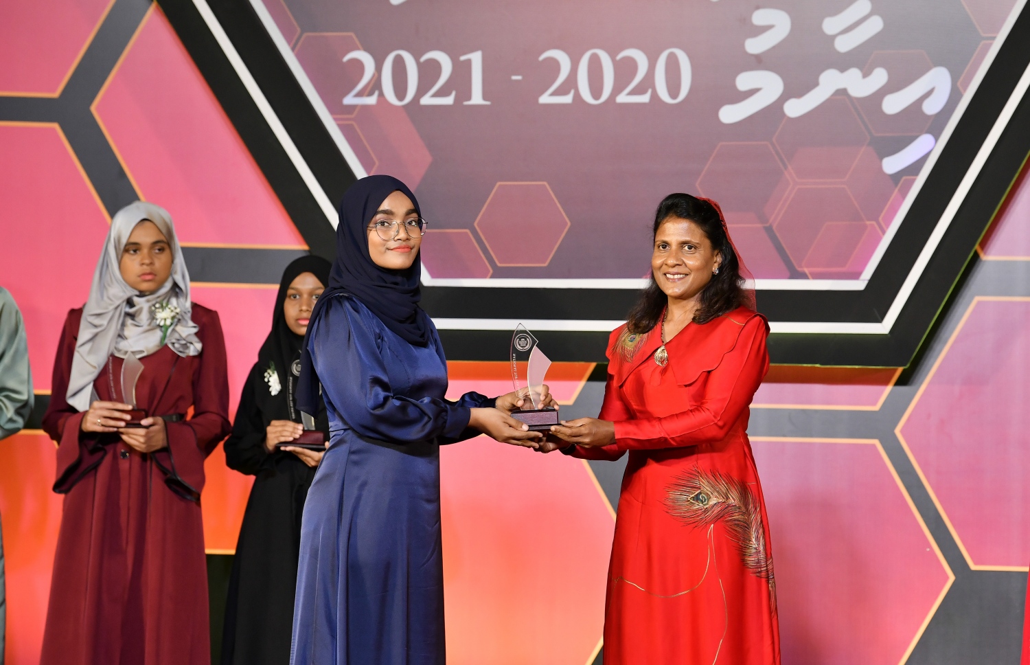 މަތީ ސާނަވީ އިމްތިހާނުގެ ގަދަ 10 ގައި ހިމެނުނު ކުދިންނަށް އިނާމު ދިނުމަށް ދަރުބާރުގޭގައި ބޭއްވި ރަސްމިއްޔާތުގައި، ވަނަތަކަށް ދިޔަ ދަރިވަރުންނާއި ފަސްޑް ލޭޑީ ފަޒްނާ އަހުމަދު އެވޯޑު ހަވާލުކުރައްވަނީ.-- ފޮޓޯ: ނިޝާން އަލީ /މިހާރު