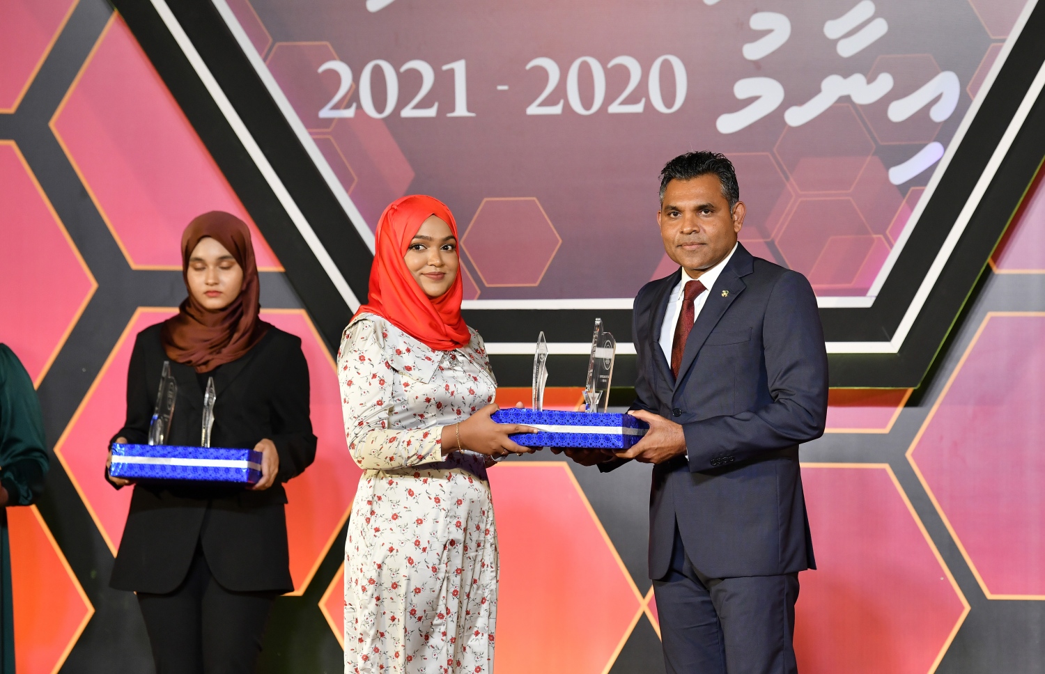 މަތީ ސާނަވީ އިމްތިހާނުގެ ގަދަ 10 ގައި ހިމެނުނު ކުދިންނަށް އިނާމު ދިނުމަށް ދަރުބާރުގޭގައި ބޭއްވި ރަސްމިއްޔާތުގައި، ނައިބު ރައީސް ފައިސަލް ނަސީމު ދަރިވަރަކަށް އެވޯޑު ހަވާލު ކުރައްވަނީ.-- ފޮޓޯ: ނިޝާން އަލީ /މިހާރު