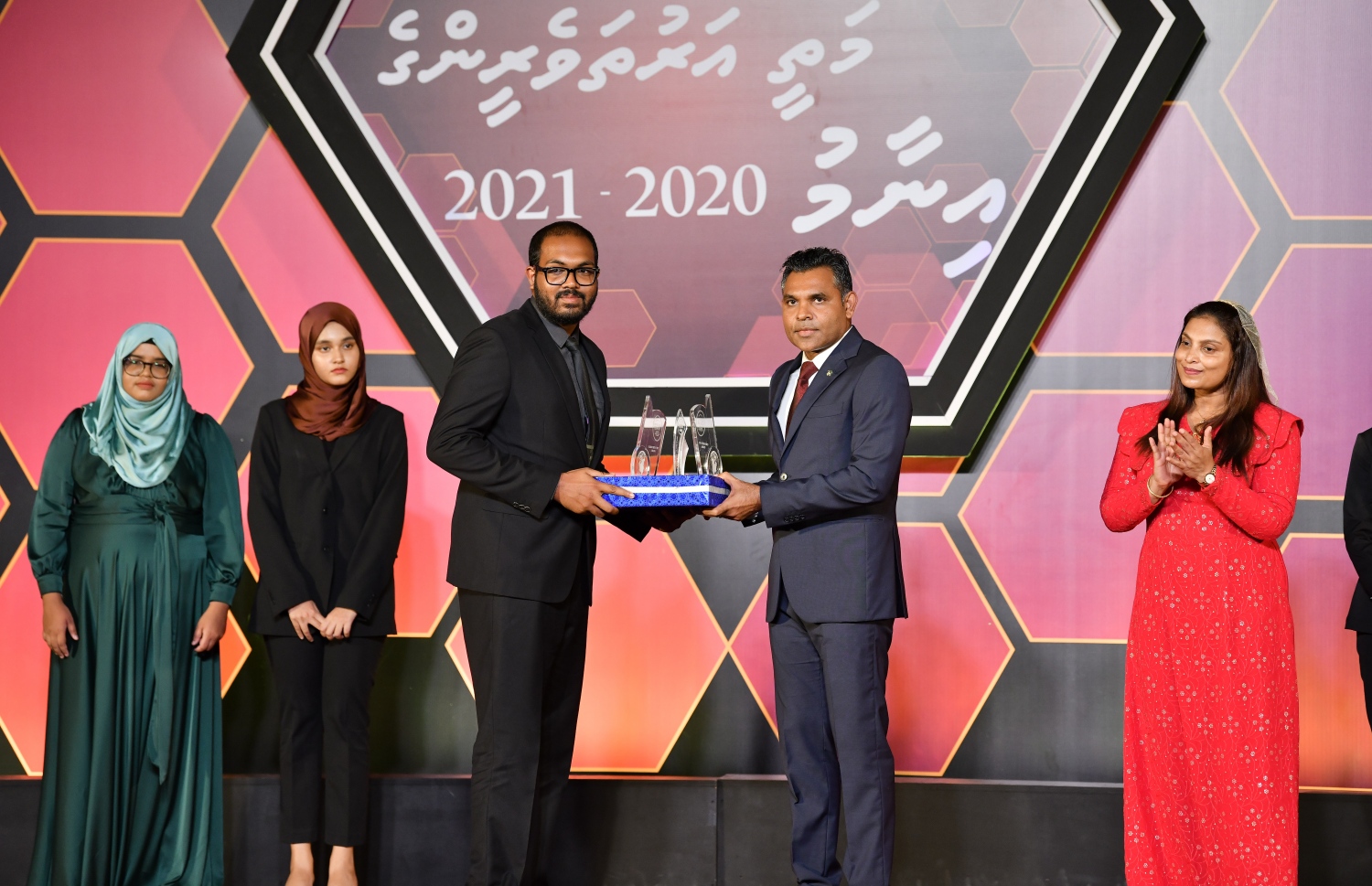 މަތީ ސާނަވީ އިމްތިހާނުގެ ގަދަ 10 ގައި ހިމެނުނު ކުދިންނަށް އިނާމު ދިނުމަށް ދަރުބާރުގޭގައި ބޭއްވި ރަސްމިއްޔާތުގައި، ނައިބު ރައީސް ފައިސަލް ނަސީމު ދަރިވަރަކަށް އެވޯޑު ހަވާލު ކުރައްވަނީ.-- ފޮޓޯ: ނިޝާން އަލީ /މިހާރު