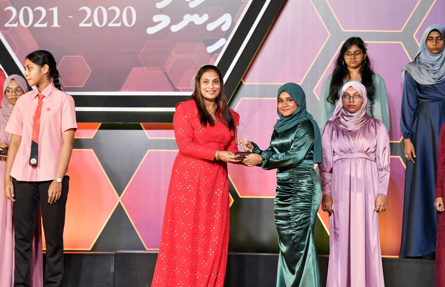 މަތީ ސާނަވީ އިމްތިހާނުގެ ގަދަ 10 ގައި ހިމެނުނު ކުދިންނަށް އިނާމު ދިނުމަށް ދަރުބާރުގޭގައި ބޭއްވި ރަސްމިއްޔާތުގައި،އެޑިއުކޭޝަން މިނިސްޓަރު އައިޝަތު އަލީ ދަރިވަރަކަށް އެވޯޑު ހަވާލު ކުރައްވަނީ.-- ފޮޓޯ: ނިޝާން އަލީ /މިހާރު