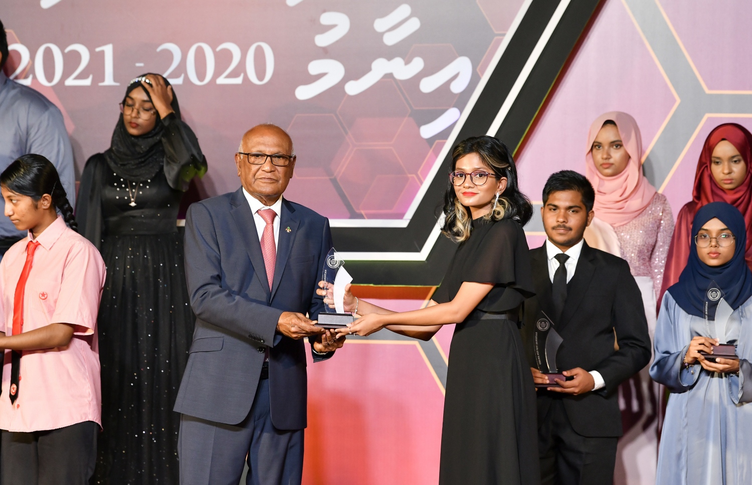 މަތީ ސާނަވީ އިމްތިހާނުގެ ގަދަ 10 ގައި ހިމެނުނު ކުދިންނަށް އިނާމު ދިނުމަށް ދަރުބާރުގޭގައި ބޭއްވި ރަސްމިއްޔާތުގައި، ހެލްތު މިނިސްޓަރު އަހްމަދު ނަސީމު ދަރިވަރަކަށް އެވޯޑު ހަވާލު ކުރައްވަނީ.-- ފޮޓޯ: ނިޝާން އަލީ /މިހާރު