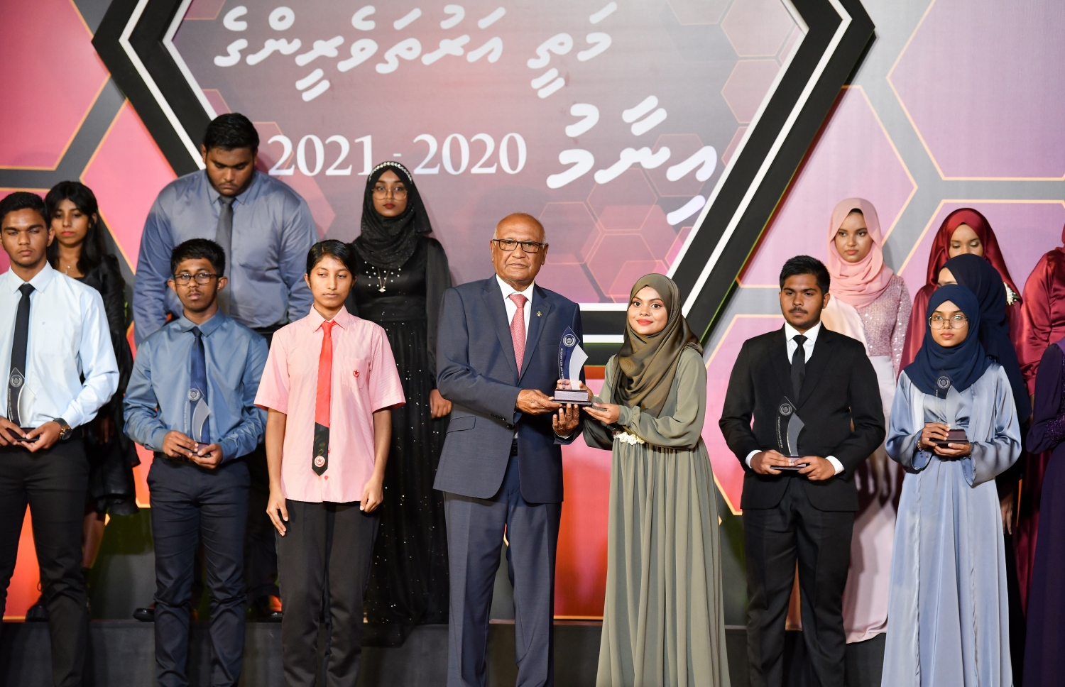 މަތީ ސާނަވީ އިމްތިހާނުގެ ގަދަ 10 ގައި ހިމެނުނު ކުދިންނަށް އިނާމު ދިނުމަށް ދަރުބާރުގޭގައި ބޭއްވި ރަސްމިއްޔާތުގައި، ހެލްތު މިނިސްޓަރު އަހްމަދު ނަސީމު ދަރިވަރަކަށް އެވޯޑު ހަވާލު ކުރައްވަނީ.-- ފޮޓޯ: ނިޝާން އަލީ /މިހާރު