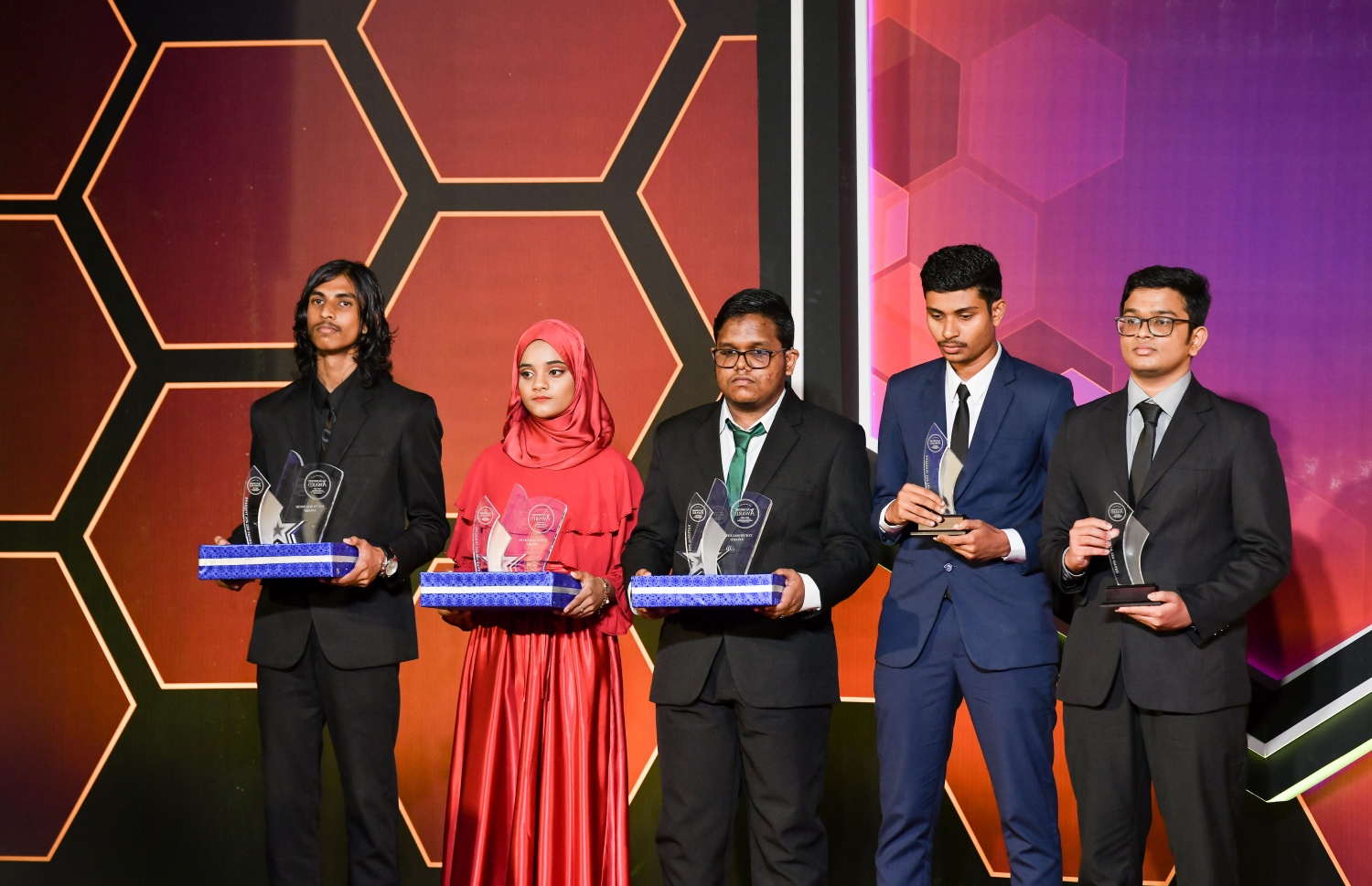 މަތީ ސާނަވީ އިމްތިހާނުގެ ގަދަ 10 ގައި ހިމެނުނު ކުދިންނަށް އިނާމު ދިނުމަށް ދަރުބާރުގޭގައި ބޭއްވި ރަސްމިއްޔާތުގައި، އިނާމު ލިބުނު ދަރިވަރުން އެވޯޑާއި އެކު.-- ފޮޓޯ: ނިޝާން އަލީ /މިހާރު