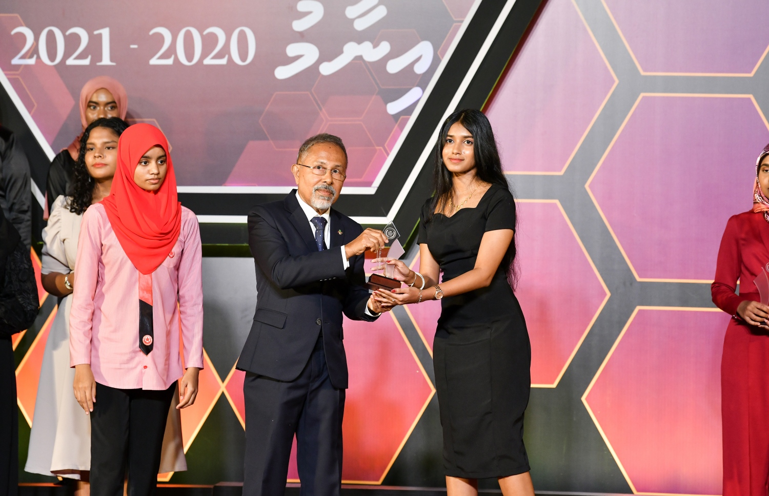 މަތީ ސާނަވީ އިމްތިހާނުގެ ގަދަ 10 ގައި ހިމެނުނު ކުދިންނަށް އިނާމު ދިނުމަށް ދަރުބާރުގޭގައި ބޭއްވި ރަސްމިއްޔާތުގައި، ދަރިވަރަކަށް އެވޯޑު ހަވާލު ކުރައްވަނީ.-- ފޮޓޯ: ނިޝާން އަލީ /މިހާރު