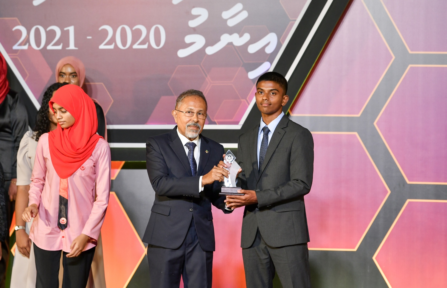 މަތީ ސާނަވީ އިމްތިހާނުގެ ގަދަ 10 ގައި ހިމެނުނު ކުދިންނަށް އިނާމު ދިނުމަށް ދަރުބާރުގޭގައި ބޭއްވި ރަސްމިއްޔާތުގައި، ދަރިވަރަކަށް އެވޯޑު ހަވާލު ކުރައްވަނީ.-- ފޮޓޯ: ނިޝާން އަލީ /މިހާރު