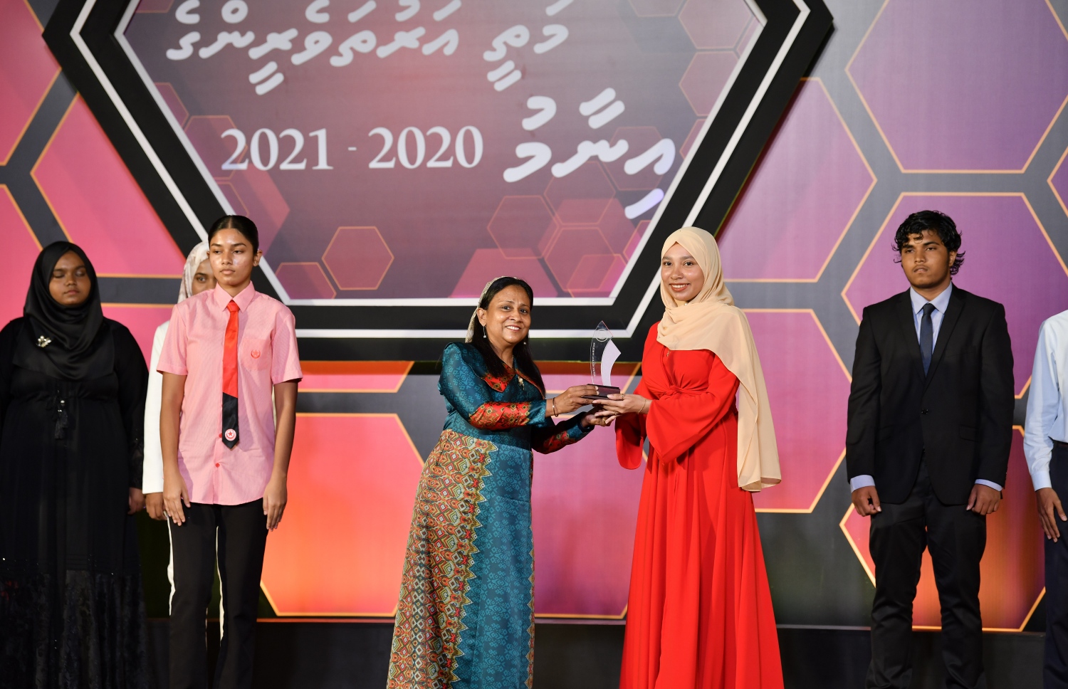 މަތީ ސާނަވީ އިމްތިހާނުގެ ގަދަ 10 ގައި ހިމެނުނު ކުދިންނަށް އިނާމު ދިނުމަށް ދަރުބާރުގޭގައި ބޭއްވި ރަސްމިއްޔާތުގައި، ދަރިވަރަކަށް އެވޯޑު ހަވާލު ކުރައްވަނީ.-- ފޮޓޯ: ނިޝާން އަލީ /މިހާރު