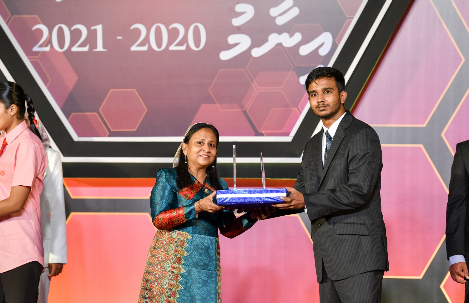 މަތީ ސާނަވީ އިމްތިހާނުގެ ގަދަ 10 ގައި ހިމެނުނު ކުދިންނަށް އިނާމު ދިނުމަށް ދަރުބާރުގޭގައި ބޭއްވި ރަސްމިއްޔާތުގައި، ދަރިވަރަކަށް އެވޯޑު ހަވާލު ކުރައްވަނީ.-- ފޮޓޯ: ނިޝާން އަލީ /މިހާރު