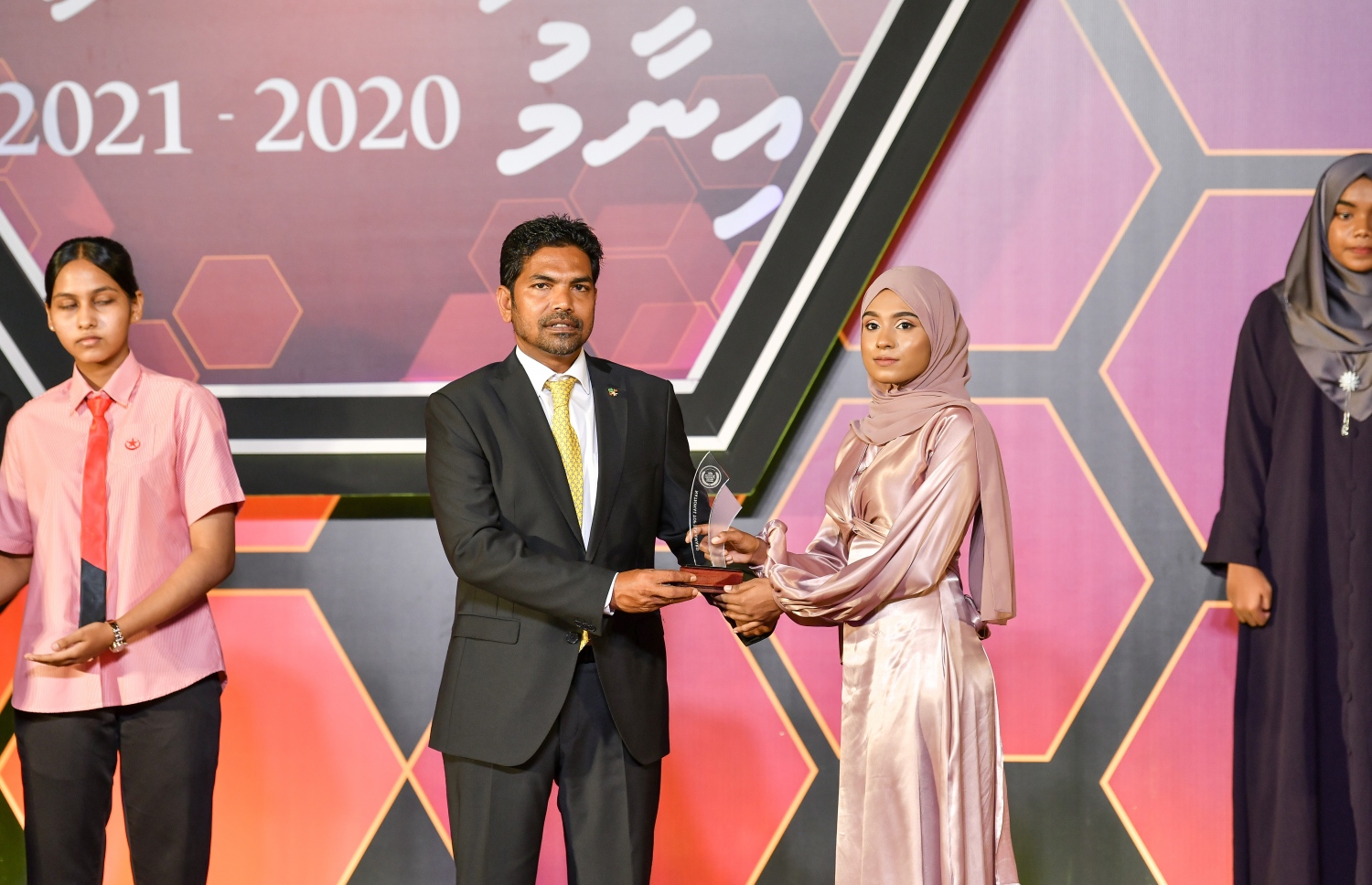 މަތީ ސާނަވީ އިމްތިހާނުގެ ގަދަ 10 ގައި ހިމެނުނު ކުދިންނަށް އިނާމު ދިނުމަށް ދަރުބާރުގޭގައި ބޭއްވި ރަސްމިއްޔާތުގައި، ދަރިވަރަކަށް އެވޯޑު ހަވާލު ކުރައްވަނީ.-- ފޮޓޯ: ނިޝާން އަލީ /މިހާރު