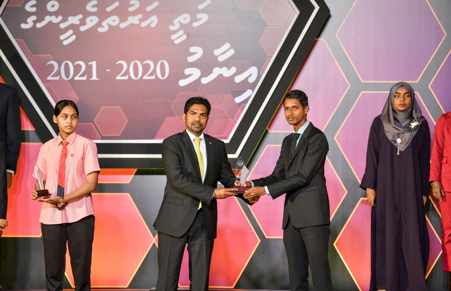 މަތީ ސާނަވީ އިމްތިހާނުގެ ގަދަ 10 ގައި ހިމެނުނު ކުދިންނަށް އިނާމު ދިނުމަށް ދަރުބާރުގޭގައި ބޭއްވި ރަސްމިއްޔާތުގައި، ދަރިވަރަކަށް އެވޯޑު ހަވާލު ކުރައްވަނީ.-- ފޮޓޯ: ނިޝާން އަލީ /މިހާރު