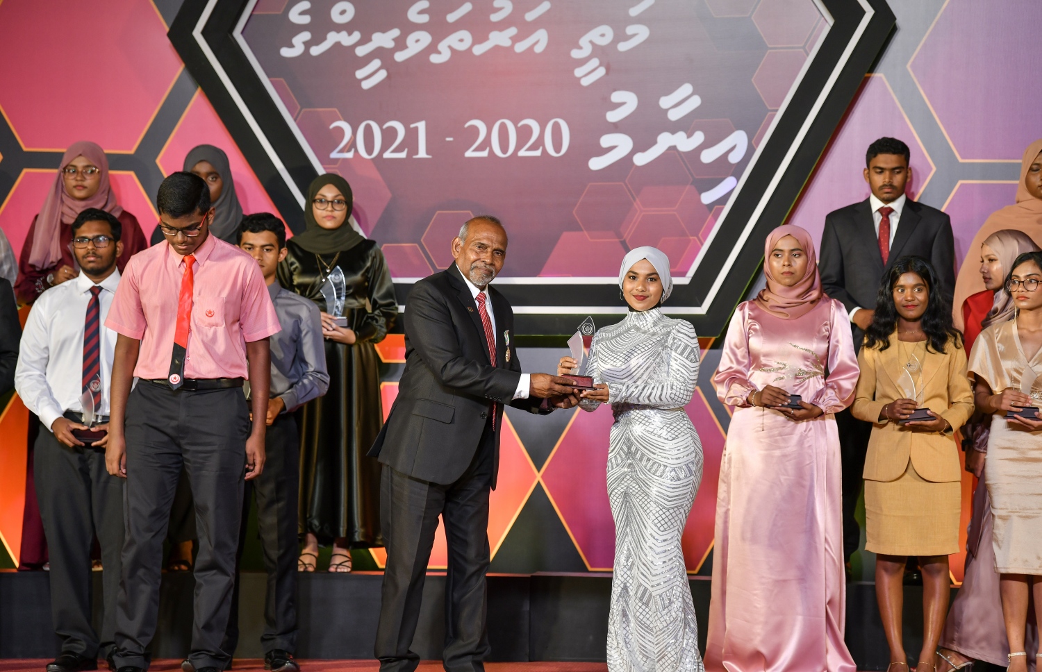 މަތީ ސާނަވީ އިމްތިހާނުގެ ގަދަ 10 ގައި ހިމެނުނު ކުދިންނަށް އިނާމު ދިނުމަށް ދަރުބާރުގޭގައި ބޭއްވި ރަސްމިއްޔާތުގައި، ދަރިވަރަކަށް އެވޯޑު ހަވާލު ކުރައްވަނީ.-- ފޮޓޯ: ނިޝާން އަލީ /މިހާރު