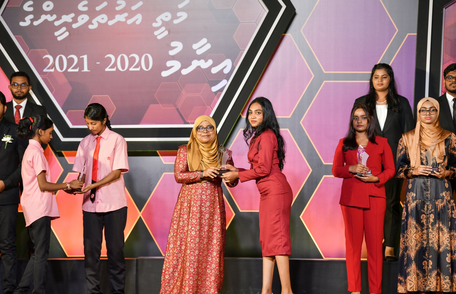 މަތީ ސާނަވީ އިމްތިހާނުގެ ގަދަ 10 ގައި ހިމެނުނު ކުދިންނަށް އިނާމު ދިނުމަށް ދަރުބާރުގޭގައި ބޭއްވި ރަސްމިއްޔާތުގައި، ދަރިވަރަކަށް އެވޯޑު ހަވާލު ކުރައްވަނީ.-- ފޮޓޯ: ނިޝާން އަލީ /މިހާރު