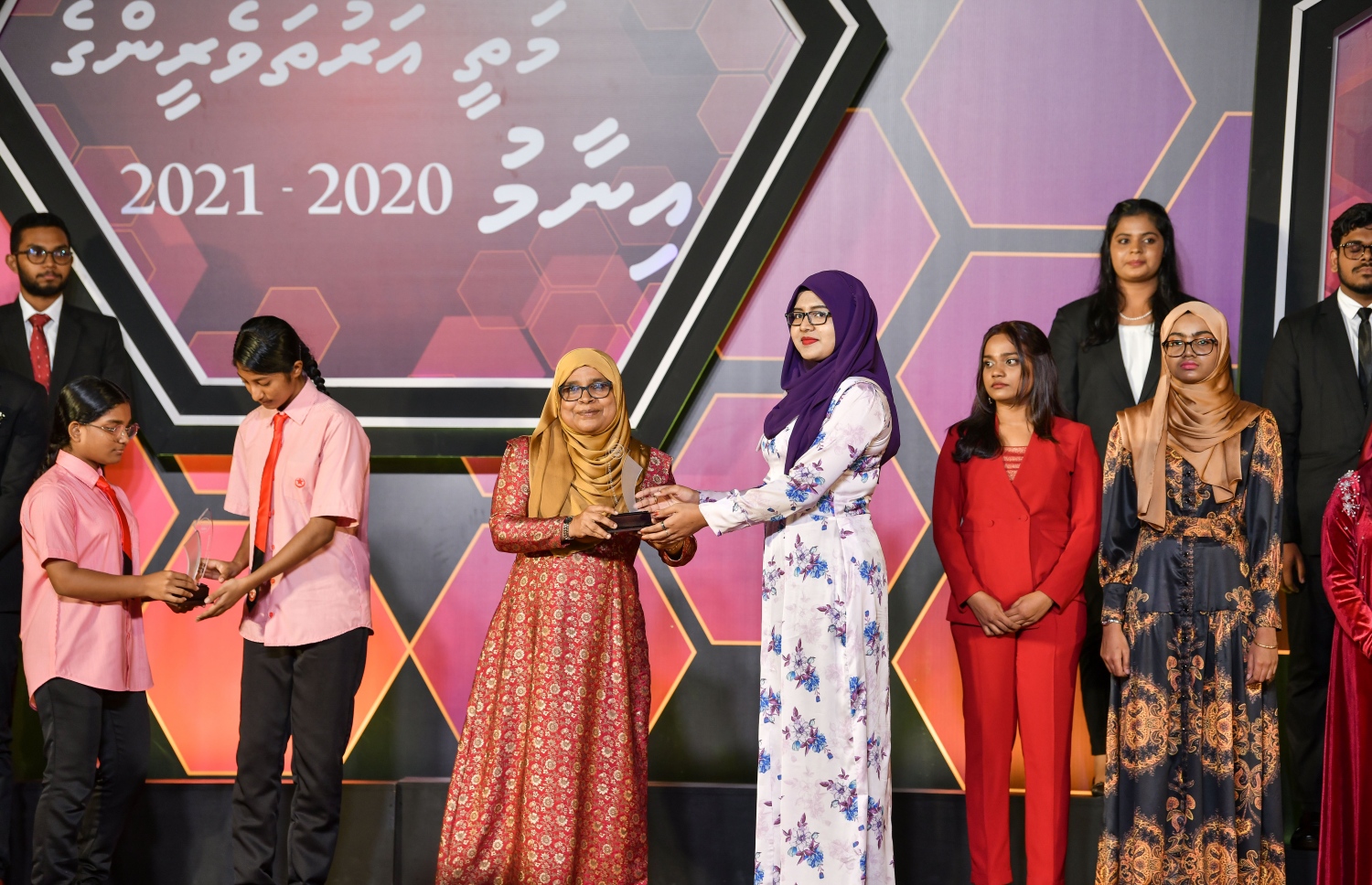 މަތީ ސާނަވީ އިމްތިހާނުގެ ގަދަ 10 ގައި ހިމެނުނު ކުދިންނަށް އިނާމު ދިނުމަށް ދަރުބާރުގޭގައި ބޭއްވި ރަސްމިއްޔާތުގައި، ދަރިވަރަކަށް އެވޯޑު ހަވާލު ކުރައްވަނީ.-- ފޮޓޯ: ނިޝާން އަލީ /މިހާރު