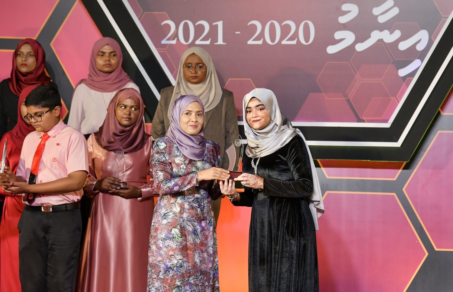 މަތީ ސާނަވީ އިމްތިހާނުގެ ގަދަ 10 ގައި ހިމެނުނު ކުދިންނަށް އިނާމު ދިނުމަށް ދަރުބާރުގޭގައި ބޭއްވި ރަސްމިއްޔާތުގައި، ދަރިވަރަކަށް އެވޯޑު ހަވާލު ކުރައްވަނީ.-- ފޮޓޯ: ނިޝާން އަލީ /މިހާރު