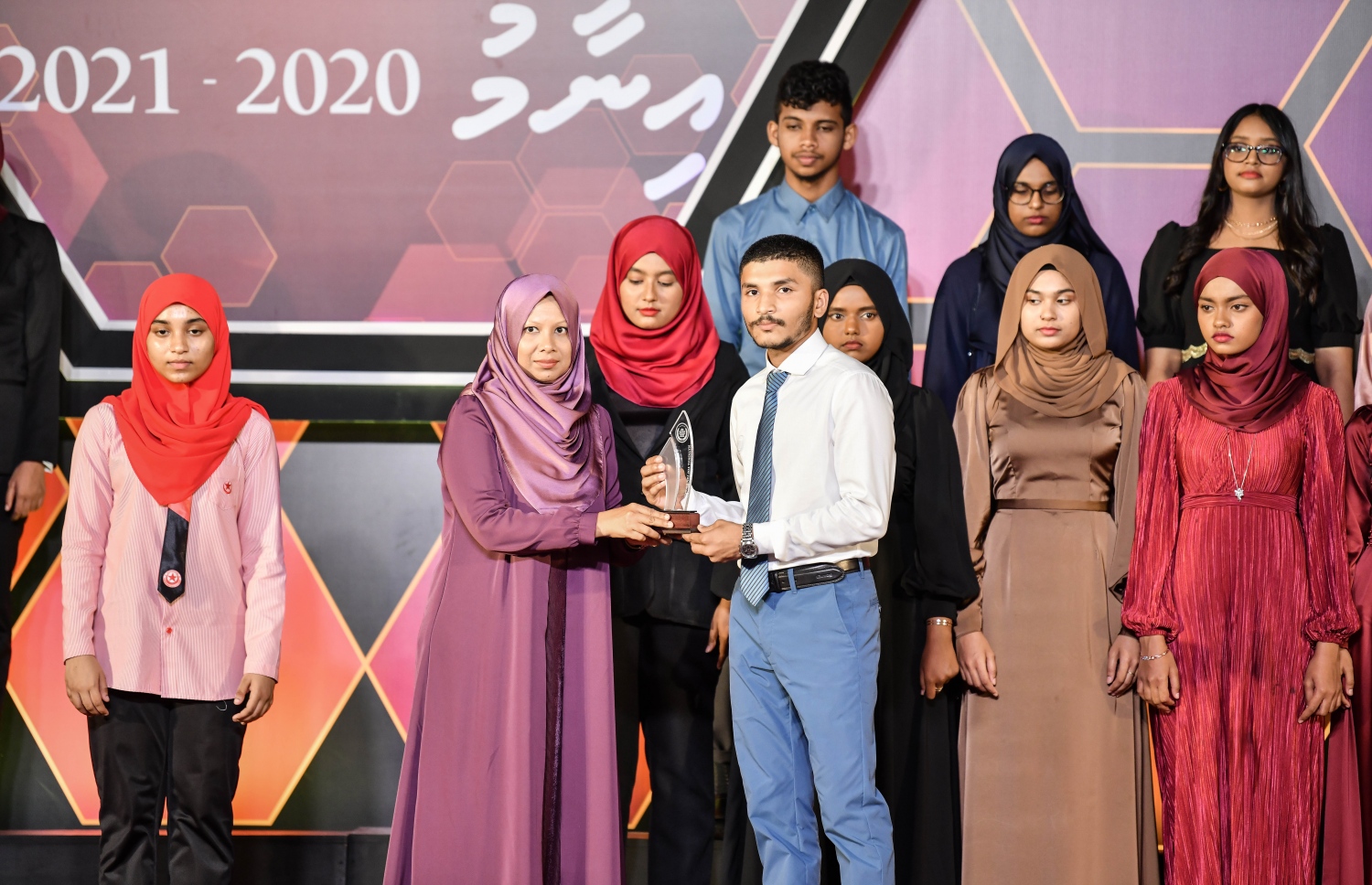 މަތީ ސާނަވީ އިމްތިހާނުގެ ގަދަ 10 ގައި ހިމެނުނު ކުދިންނަށް އިނާމު ދިނުމަށް ދަރުބާރުގޭގައި ބޭއްވި ރަސްމިއްޔާތުގައި، ދަރިވަރަކަށް އެވޯޑު ހަވާލު ކުރައްވަނީ.-- ފޮޓޯ: ނިޝާން އަލީ /މިހާރު